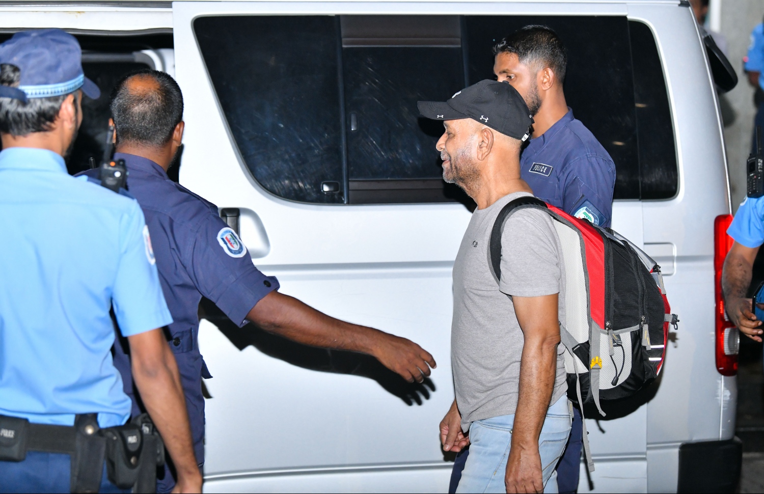 މާލެ: ޖުލައި 9، 2019- މީގެ 31 އަހަރު ކުރިން ރާއްޖެއަށް ދިން ހަމަލައިގެ މޭސްތިރިޔާ އަބްދުﷲ ލުތުފީ މާލެ ގެނައުމަށް ފަހު ފުލުހުންގެ ވެހިކަލްގައި ކަރެކްޝަންސް އަށް ގެންދަން އެ ވެހިކަލަށް އަރުވަނީ.---ފޮޓޯ: ހުސައިން ވަހީދު/ މިހާރު