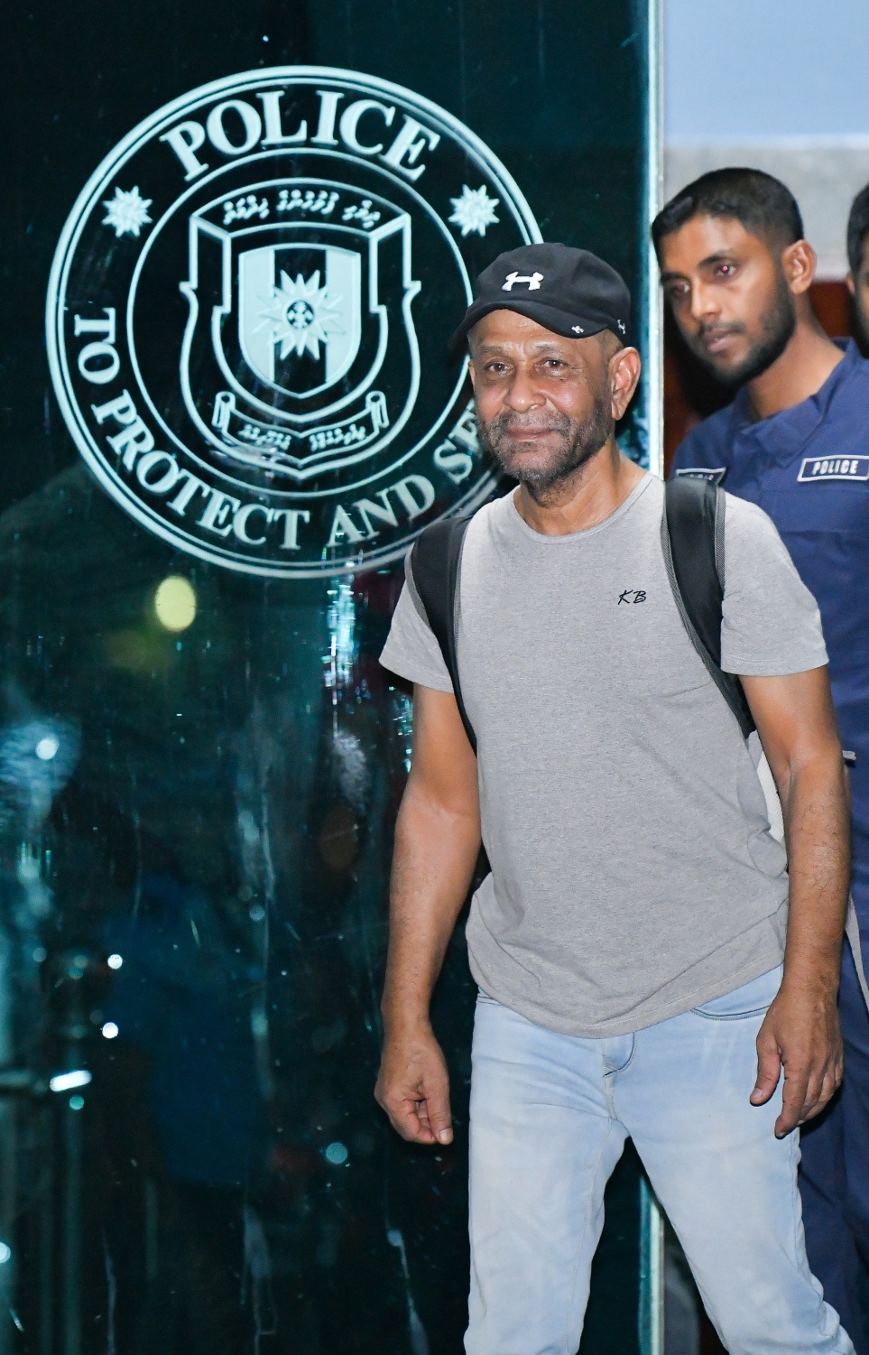 މާލެ: ޖުލައި 9، 2019- މީގެ 31 އަހަރު ކުރިން ރާއްޖެ އަށް ދިން ހަމަލައިގެ މޭސްތިރިޔާ ހ. ހާޖަރާގޭ އަބްދުﷲ ލުތުފީ މާލެ ގެނައުމަށް ފަހު، ކަރެކްޝަނަލް ސާވިސް އަށް ގެންދިއުމަށްޓަކައި ޝަހީދު ހުސައިން އާދަމް ބިލްޑިންގުން ނެރެނީ: އޭނާ ރާއްޖެ މި ގެނައީ ނުވަ އަހަރު ވަންދެން ފިލައިގެން އުޅުމަށް ފަހު، ލަންކާގައި ހުންނަ ދިވެހި އެމްބަސީ އަށް މިދިޔަ މޭ 1 ގައި ގޮސް އެތަނުގެ ބެލުމުގެ ދަށަށް އަމިއްލަ އަށް ގޮސް އަމާން ދިނުމުން.---ފޮޓޯ: ހުސައިން ވަހީދު/ މިހާރު