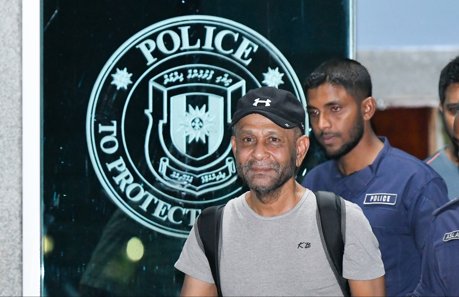 މާލެ: ޖުލައި 9، 2019- މީގެ 31 އަހަރު ކުރިން ރާއްޖެ އަށް ދިން ހަމަލައިގެ މޭސްތިރިޔާ ހ. ހާޖަރާގޭ އަބްދުﷲ ލުތުފީ މާލެ ގެނައުމަށް ފަހު، ކަރެކްޝަނަލް ސާވިސް އަށް ގެންދިއުމަށްޓަކައި ޝަހީދު ހުސައިން އާދަމް ބިލްޑިންގުން ނެރެނީ: އޭނާ ރާއްޖެ މި ގެނައީ ނުވަ އަހަރު ވަންދެން ފިލައިގެން އުޅުމަށް ފަހު، ލަންކާގައި ހުންނަ ދިވެހި އެމްބަސީ އަށް މިދިޔަ މޭ 1 ގައި ގޮސް އެތަނުގެ ބެލުމުގެ ދަށަށް އަމިއްލަ އަށް ގޮސް އަމާން ދިނުމުން.---ފޮޓޯ: ހުސައިން ވަހީދު/ މިހާރު