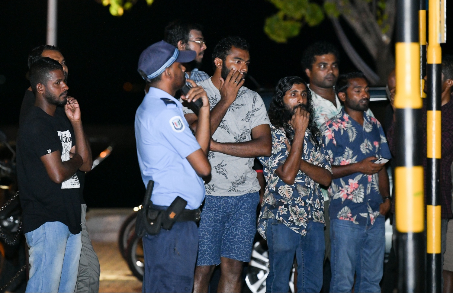 މާލެ: ޖުލައި 9، 2019- މީގެ 31 އަހަރު ކުރިން ރާއްޖެ އަށް ދިން ހަމަލައިގެ މޭސްތިރިޔާ  ހ. ހާޖަރާގޭ އަބްދުﷲ ލުތުފީ މާލެ ގެނައުމަށް ފަހު ކަރެކްޝަނަލް ސާވިސްއާ ހަވާލުކުރަން ގެންދިޔަ ވަގުތު އާންމުންގެ ބަޔަކު އަޑުގަދަކުރަނީ---ފޮޓޯ: ހުސައިން ވަހީދު/ މިހާރު