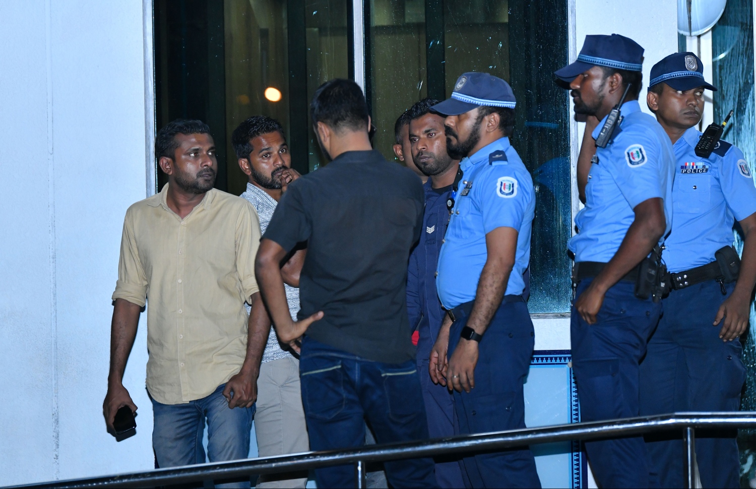 މާލެ: ޖުލައި 9، 2019- ނޮވެމްބަރު 3، 1988 ގައި ރާއްޖެ އަށް ދިން އުދުވާނީ ހަމަލައިގެ ފަހަތުގައި އެންމެ އިސްކޮށް ހުރި އަބްދުﷲ ލުތުފީ، ފުލުހުންގެ ބެލުމުގެ ދަށުން މިރޭ ރާއްޖެ ގެނެސް ޝަހީދު ހުސައިން އާދަމް ބިލްޑިންގަށް ވެއްދި ވަގުތު އެ އިމާރާތުގެ ބޭރުގައި ފުލުހުންތަކެއް މަޝްވަރާ ކުރަނީ: އުމުރު ދުވަހުގެ ޖަލު ހުކުމް (25 އަހަރު) ގައި ހުރި ލުތުފީ ވަނީ ބޭސް ފަރުވާ އަށް 2010 ގައި އިންޑިއާ އަށް ފޮނުވާލުމުން ނުވަ އަހަރު ވަންދެން ފިލައިގެން ލަންކާގައި އުޅެފައި.---ފޮޓޯ: ހުސައިން ވަހީދު/މިހާރު