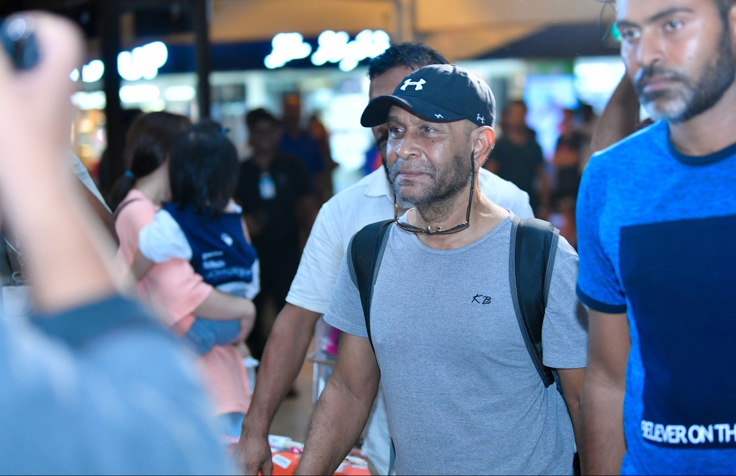 ވެލާނާ އިންޓަނޭޝަނަލް އެއާޕޯޓު: ޖުލައި 9، 2019- މީގެ 31 އަހަރު ކުރިން ރާއްޖެ އަށް ދިން ހަމަލައިގެ މޭސްތިރިޔާ ހ. ހާޖަރާގޭ އަބްދުﷲ ލުތުފީ ފުލުހުންގެ ބެލުމުގެ ދަށުން ލަންކާ އިން ރާއްޖެ އަށް ގެނައުމަށް ފަހު، މާލެ ގެންދިއުމަށްޓަކައި ފުލުހުންގެ ވެހިކަލަށް އަރުވަން ގެންދަނީ.---ފޮޓޯ: ހުސައިން ވަހީދު/މިހާރު