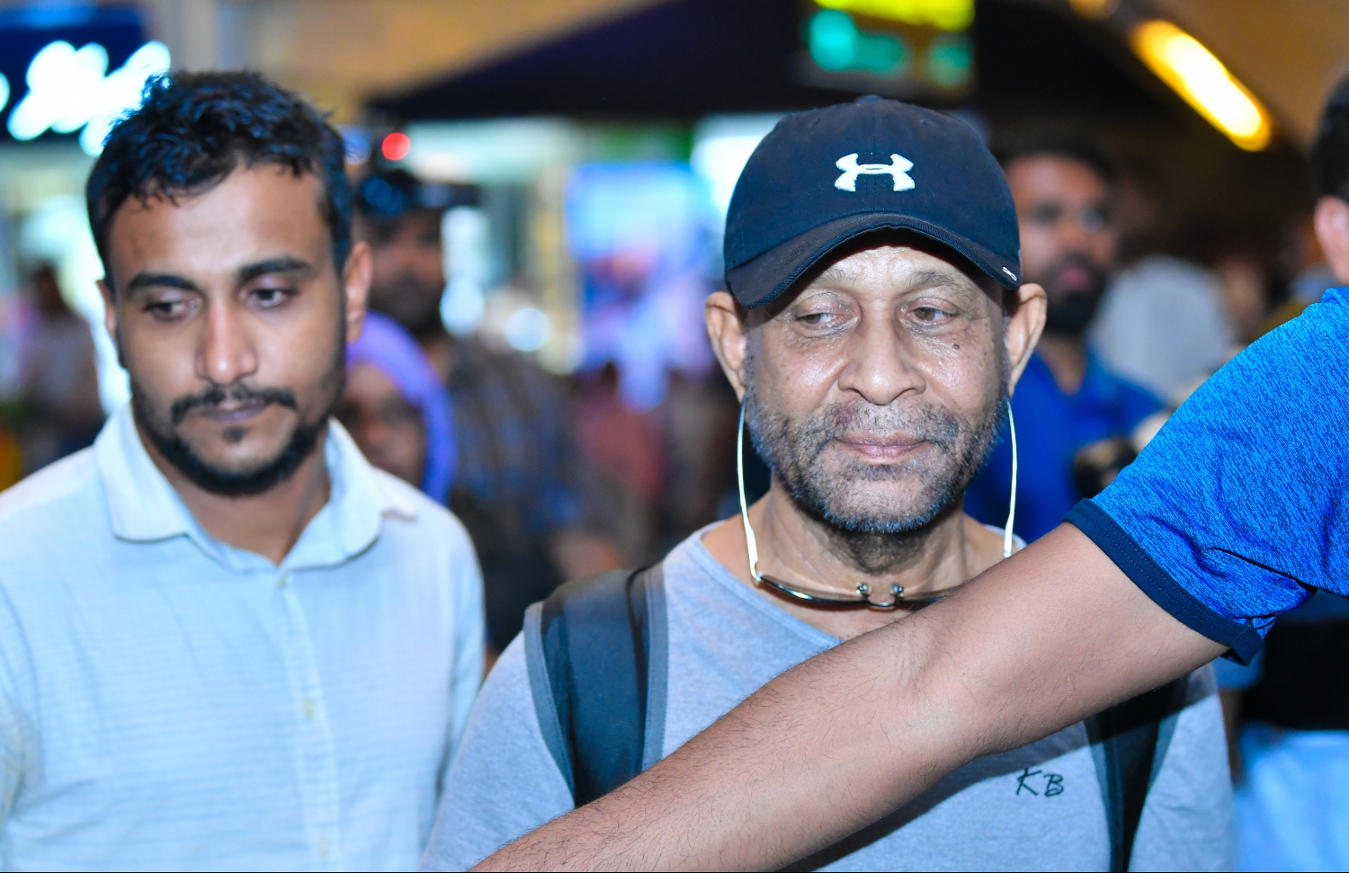 ވެލާނާ އިންޓަނޭޝަނަލް އެއާޕޯޓު: ޖުލައި 9، 2019- މީގެ 31 އަހަރު ކުރިން ރާއްޖެ އަށް ދިން ހަމަލައިގެ މޭސްތިރިޔާ ހ. ހާޖަރާގޭ އަބްދުﷲ ލުތުފީ ފުލުހުންގެ ބެލުމުގެ ދަށުން ލަންކާ އިން ރާއްޖެ އަށް ގެނައުމަށް ފަހު، މާލެ ގެންދިއުމަށްޓަކައި ފުލުހުންގެ ވެހިކަލަށް އަރުވަން ގެންދަނީ.---ފޮޓޯ: ހުސައިން ވަހީދު/މިހާރު