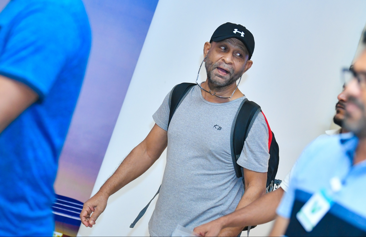 ވެލާނާ އިންޓަނޭޝަނަލް އެއާޕޯޓު: ޖުލައި 9، 2019- މީގެ 31 އަހަރު ކުރިން ރާއްޖެ އަށް ދިން ހަމަލައިގެ މޭސްތިރިޔާ ހ. ހާޖަރާގޭ އަބްދުﷲ ލުތުފީ ފުލުހުންގެ ބެލުމުގެ ދަށުން ލަންކާ އިން ރާއްޖެ އަށް ގެނައުމަށް ފަހު، މާލެ ގެންދިއުމަށްޓަކައި ފުލުހުންގެ ވެހިކަލަށް އަރުވަން ގެންދަނީ.---ފޮޓޯ: ހުސައިން ވަހީދު/މިހާރު