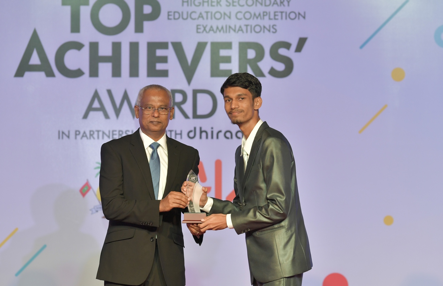 އޭ ލެވެލްގައި ރާއްޖެއިން އެއްވަނަ ހޯދި މިއުވާނަށް، ރައީސް އިބްރާހިމް މުހައްމަދު ސޯލިހު އެވޯޑު ހަވާލުކޮށްދެއްވަނީ -- ފޮޓޯ: ރައީސް އޮފީސް