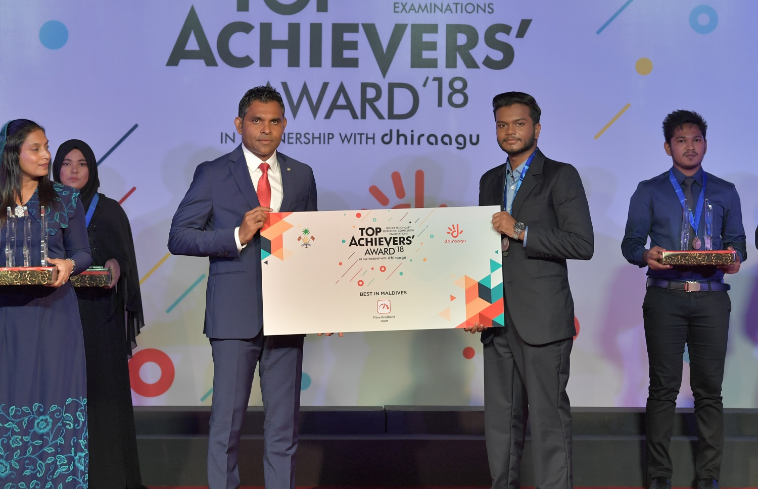 މާލެ: ޖުލައި 9، 2019: މަތީ ސާނަވީ އިމްތިހާނުގެ ގަދަ 10 ގައި ހިމެނުނު ކުދިންނަށް އިނާމު ދިނުމަށް ދަރުބާރުގޭގައި ބޭއްވި ރަސްމިއްޔާތުގައި، ނައިބު ރައީސް ފައިސަލް ނަސީމް، ދުނިޔޭގެ ފެންވަރުގައި އެންމެ ރަނގަޅު ނަތީޖާ ހޯދި ދަރިވަރަކަށް އެވޯޑު ހަވާލު ކުރައްވަނީ.-- ފޮޓޯ: ރައީސް އޮފީސް