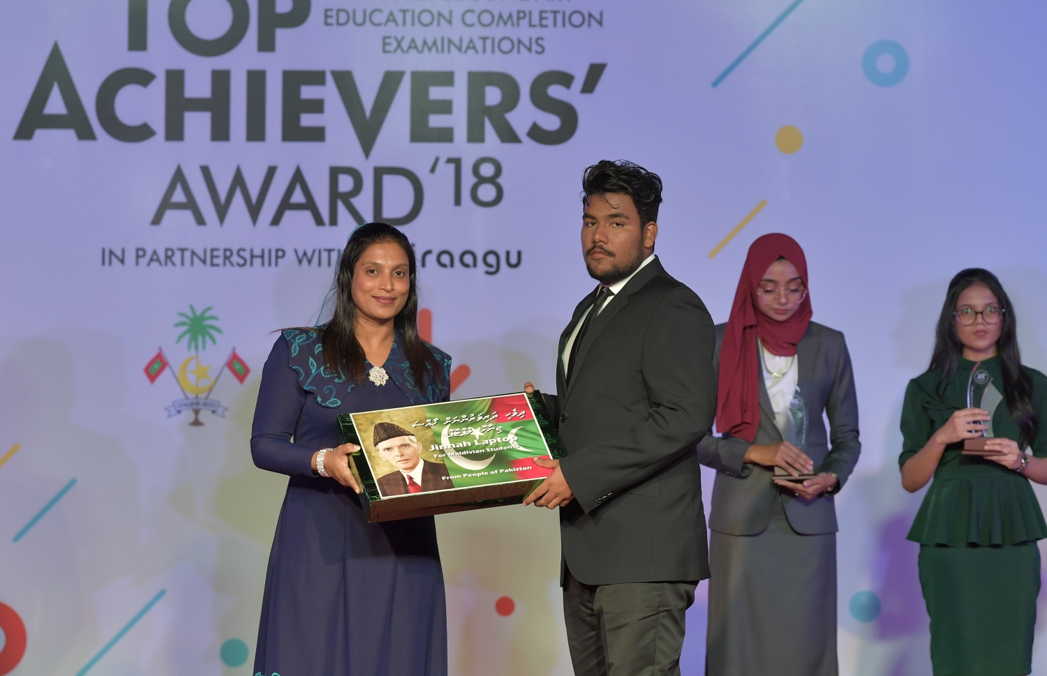 މާލެ: ޖުލައި 9، 2019: މަތީ ސާނަވީ އިމްތިހާނުގެ ގަދަ 10 ގައި ހިމެނުނު ކުދިންނަށް އިނާމު ދިނުމަށް ދަރުބާރުގޭގައި ބޭއްވި ރަސްމިއްޔާތުގައި، އެޑިއުކޭޝަން މިނިސްޓަރު އައިޝަތު އަލީ، ދަރިވަރަކަށް ހަނދާނީ ލިޔުމެއް ހަވާލު ކުރައްވަނީ.-- ފޮޓޯ: ރައީސް އޮފީސް