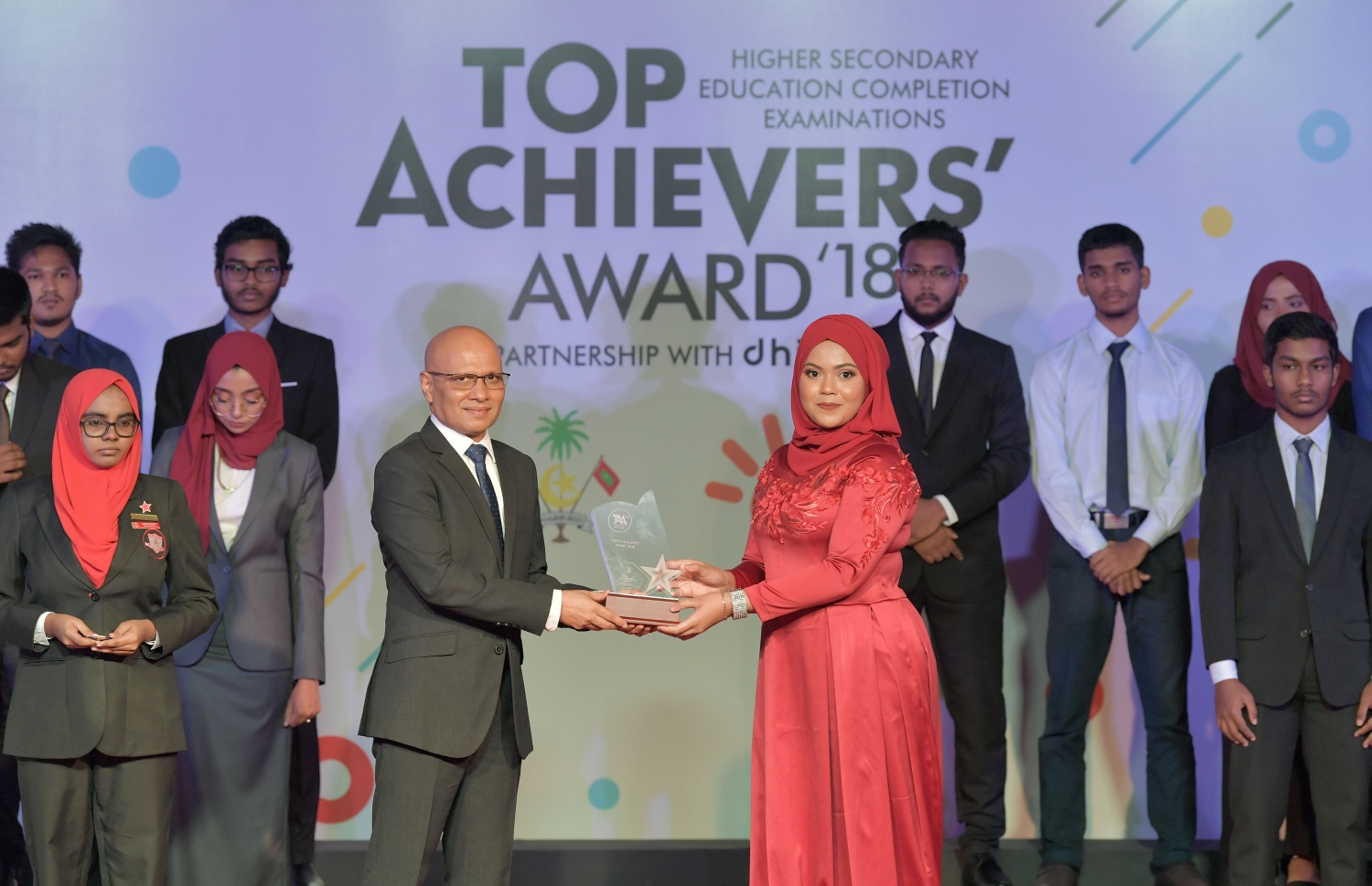 މާލެ: ޖުލައި 9، 2019: މަތީ ސާނަވީ އިމްތިހާނުގެ ގަދަ 10 ގައި ހިމެނުނު ކުދިންނަށް އިނާމު ދިނުމަށް ދަރުބާރުގޭގައި ބޭއްވި ރަސްމިއްޔާތުގައި،ދަރިވަރަކަށް އެވޯޑު ހަވާލު ކުރައްވަނީ.-- ފޮޓޯ: ރައީސް އޮފީސް