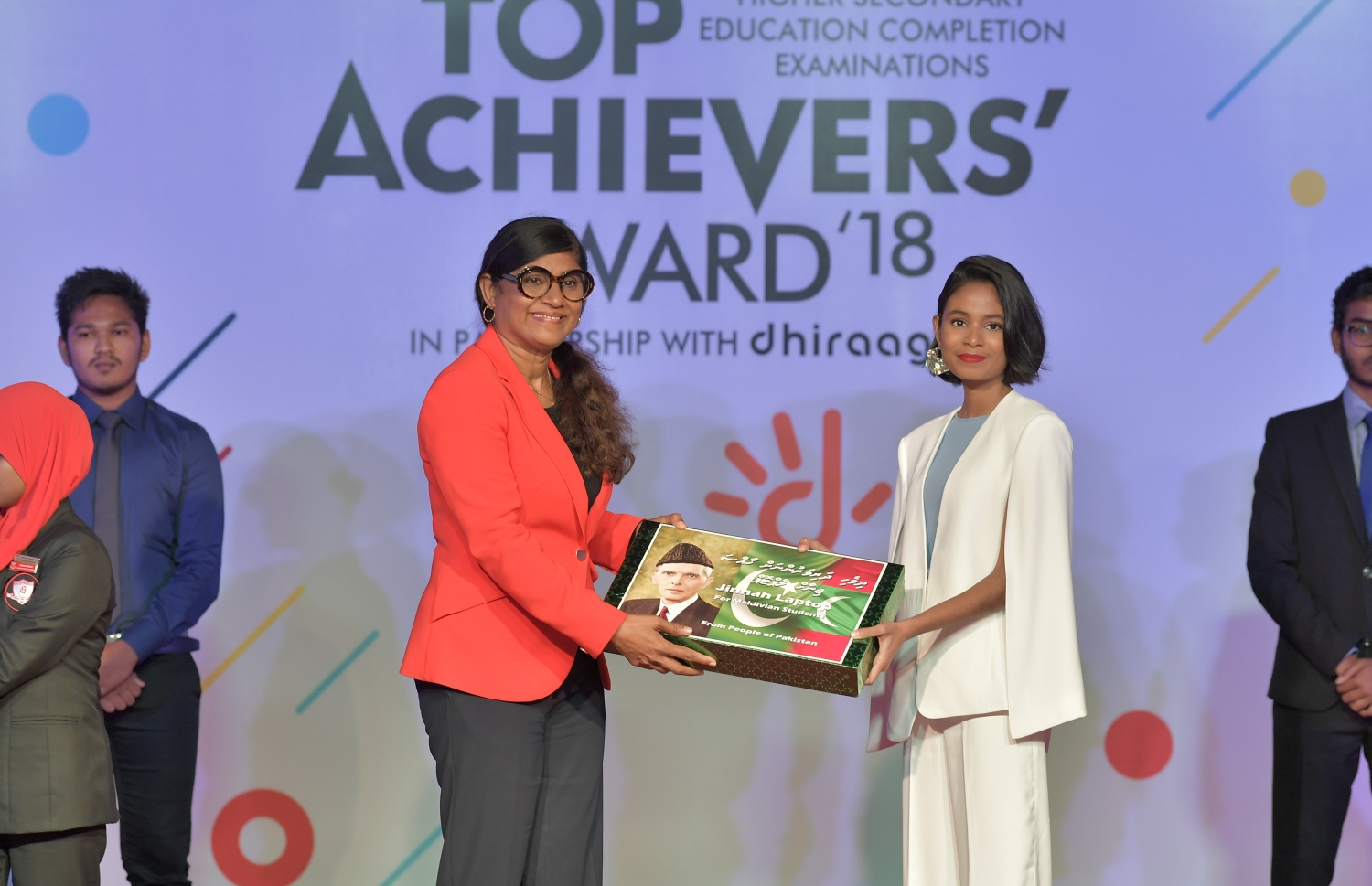 މާލެ: ޖުލައި 9، 2019: މަތީ ސާނަވީ އިމްތިހާނުގެ ގަދަ 10 ގައި ހިމެނުނު ކުދިންނަށް އިނާމު ދިނުމަށް ދަރުބާރުގޭގައި ބޭއްވި ރަސްމިއްޔާތުގައި، ޑިފެންސް މިނިސްޓަރު މާރިޔާ އަހުމަދު ދީދީ ދަރިވަރަކަށް އެވޯޑު ހަވާލު ކުރައްވަނީ.-- ފޮޓޯ: ރައީސް އޮފީސް