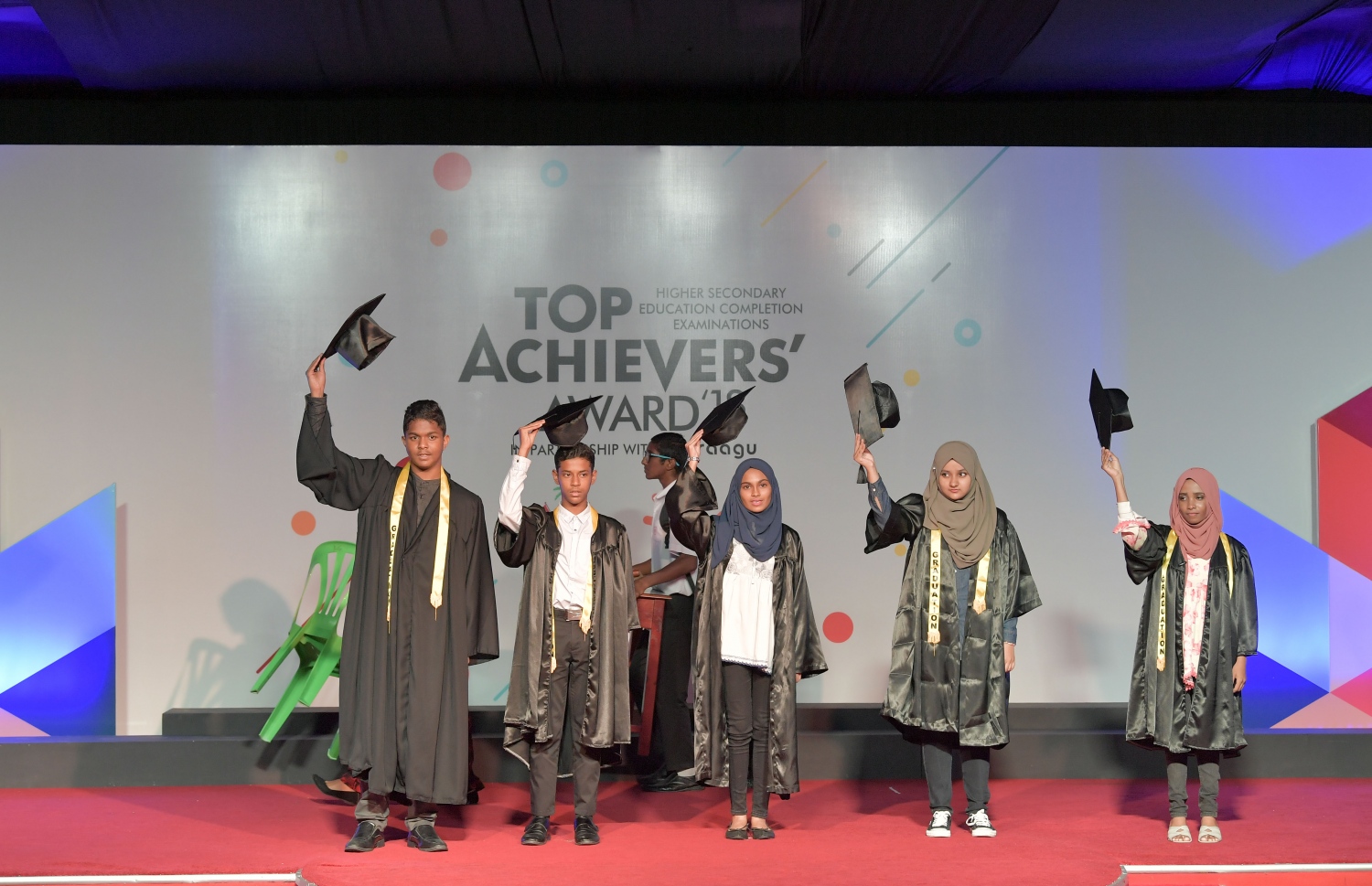 މާލެ: ޖުލައި 9، 2019: މަތީ ސާނަވީ އިމްތިހާނުގެ ގަދަ 10 ގައި ހިމެނުނު ކުދިންނަށް އިނާމު ދިނުމަށް ދަރުބާރުގޭގައި ބޭއްވި ރަސްމިއްޔާތުގައި، އެވޯޑު ލިބުނު ބައެއް ދަރިވަރުން ތޮފި އުފުއްލާލަނީ.-- ފޮޓޯ: ރައީސް އޮފީސް