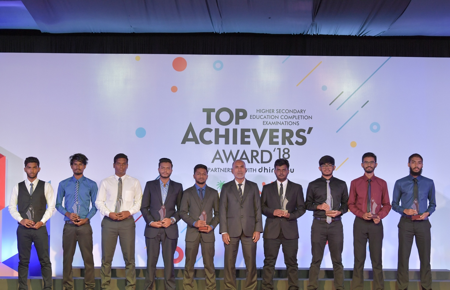 މާލެ: ޖުލައި 9، 2019: މަތީ ސާނަވީ އިމްތިހާނުގެ ގަދަ 10 ގައި ހިމެނުނު ކުދިންނަށް އިނާމު ދިނުމަށް ދަރުބާރުގޭގައި ބޭއްވި ރަސްމިއްޔާތުގައި، އެވޯޑު ލިބުނު ބައެއް ދަރިވަރުން އެވޯޑާއެކު.-- ފޮޓޯ: ރައީސް އޮފީސް