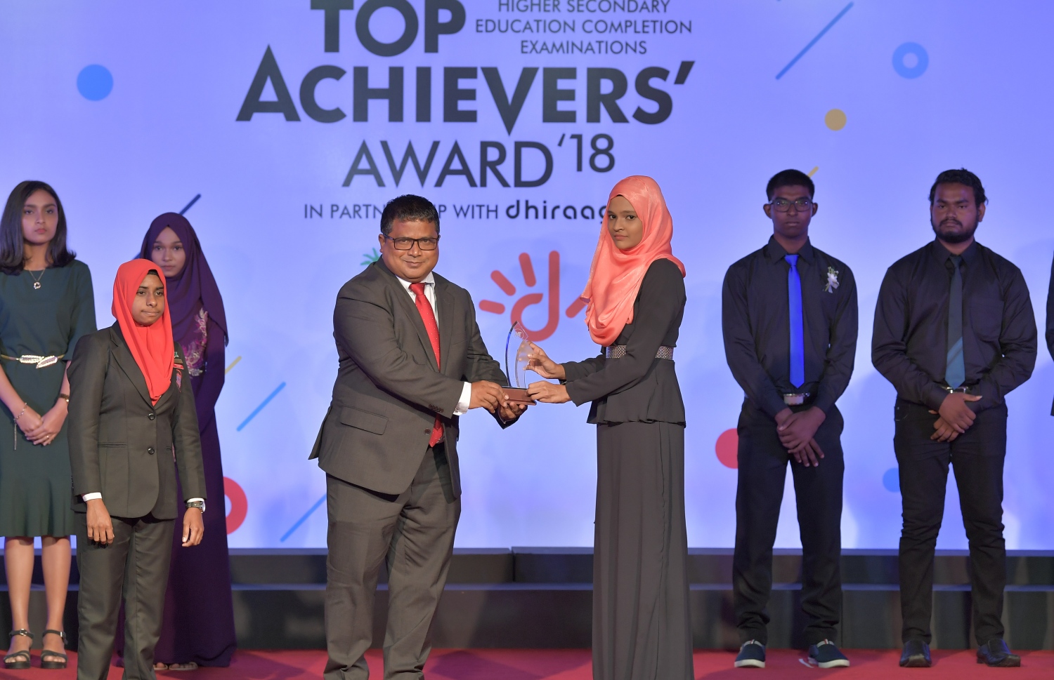 މާލެ: ޖުލައި 9، 2019: މަތީ ސާނަވީ އިމްތިހާނުގެ ގަދަ 10 ގައި ހިމެނުނު ކުދިންނަށް އިނާމު ދިނުމަށް ދަރުބާރުގޭގައި ބޭއްވި ރަސްމިއްޔާތުގައި، ދަރިވަރަކަށް އެވޯޑު ހަވާލު ކުރައްވަނީ.-- ފޮޓޯ: ރައީސް އޮފީސް