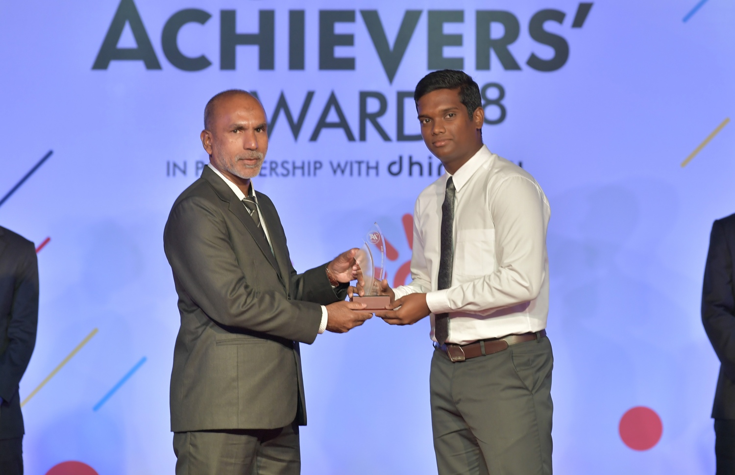 މާލެ: ޖުލައި 9، 2019: މަތީ ސާނަވީ އިމްތިހާނުގެ ގަދަ 10 ގައި ހިމެނުނު ކުދިންނަށް އިނާމު ދިނުމަށް ދަރުބާރުގޭގައި ބޭއްވި ރަސްމިއްޔާތުގައި،  ދަރިވަރަކަށް އެވޯޑު ހަވާލު ކުރައްވަނީ.-- ފޮޓޯ: ރައީސް އޮފީސް