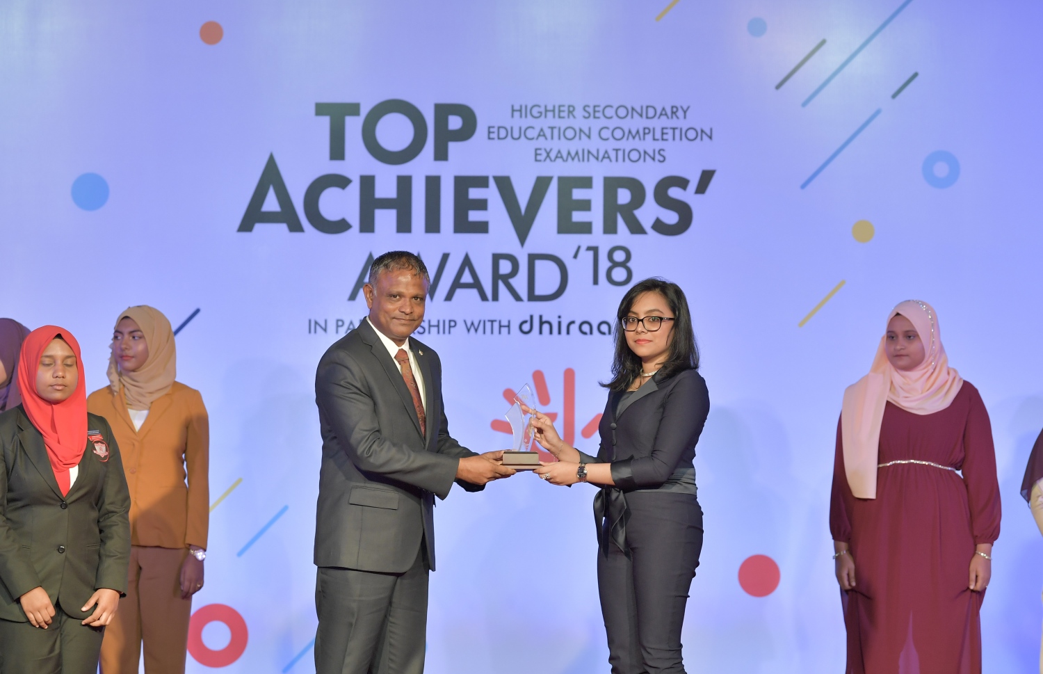 މާލެ: ޖުލައި 9، 2019: މަތީ ސާނަވީ އިމްތިހާނުގެ ގަދަ 10 ގައި ހިމެނުނު ކުދިންނަށް އިނާމު ދިނުމަށް ދަރުބާރުގޭގައި ބޭއްވި ރަސްމިއްޔާތުގައި، ދަރިވަރަކަށް އެވޯޑު ހަވާލު ކުރައްވަނީ.-- ފޮޓޯ: ރައީސް އޮފީސް