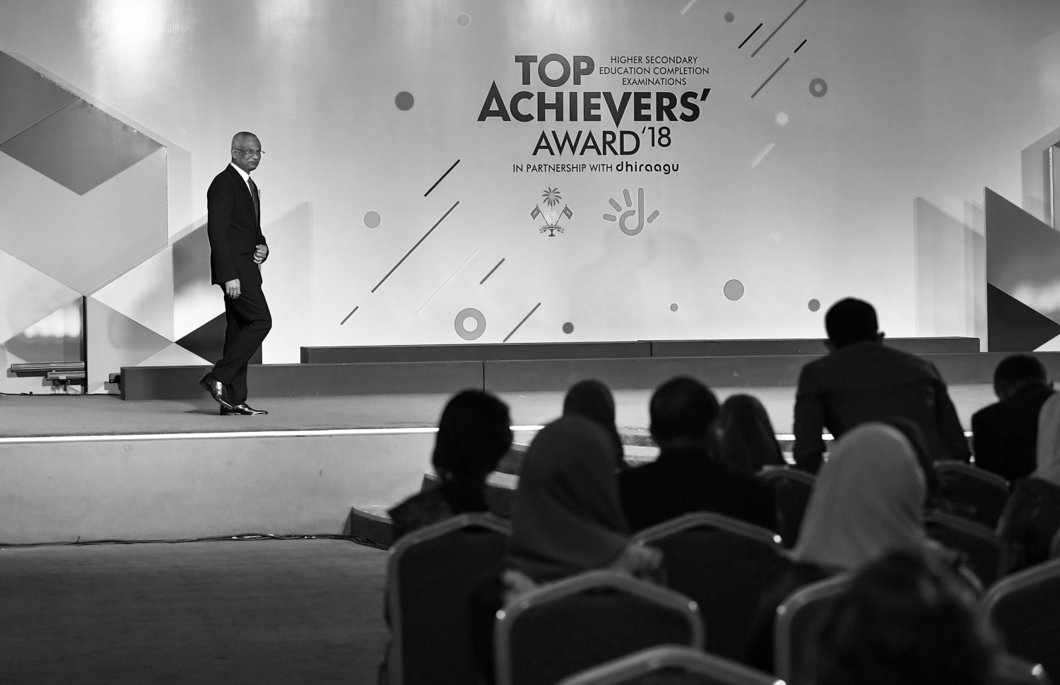 މާލެ: ޖުލައި 9، 2019: މަތީ ސާނަވީ އިމްތިހާނުގެ ގަދަ 10 ގައި ހިމެނުނު ކުދިންނަށް އިނާމު ދިނުމަށް ދަރުބާރުގޭގައި ބޭއްވި ރަސްމިއްޔާތުގައި، ރައީސް އިބްރާހިމް މުހައްމަދު ސޯލިހު ބައިވެރިވެ ވަޑައިގަންނަވަނީ.-- ފޮޓޯ: ރައީސް އޮފީސް