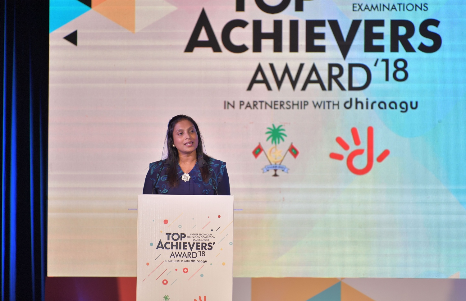 މާލެ: ޖުލައި 9، 2019: މަތީ ސާނަވީ އިމްތިހާނުގެ ގަދަ 10 ގައި ހިމެނުނު ކުދިންނަށް އިނާމު ދިނުމަށް ދަރުބާރުގޭގައި ބޭއްވި ރަސްމިއްޔާތުގައި އެޑިއުކޭޝަން މިނިސްޓަރު އައިޝަތު އަލީ ވާހަކަ ދައްކަވަނީ.-- ފޮޓޯ: ރައީސް އޮފީސް