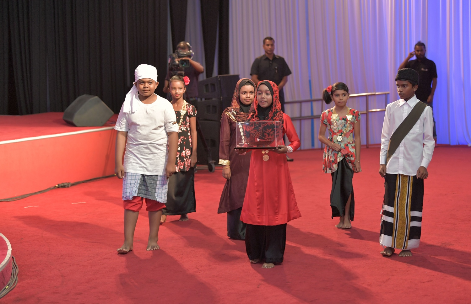 މާލެ: ޖުލައި 9، 2019: މަތީ ސާނަވީ އިމްތިހާނުގެ ގަދަ 10 ގައި ހިމެނުނު ކުދިންނަށް އިނާމު ދިނުމަށް ދަރުބާރުގޭގައި ބޭއްވި ރަސްމިއްޔާތުގައި ދަރިވަރުންގެ އައިޓަމެއް ހުށަހަޅައިދެނީ.-- ފޮޓޯ: ރައީސް އޮފީސް