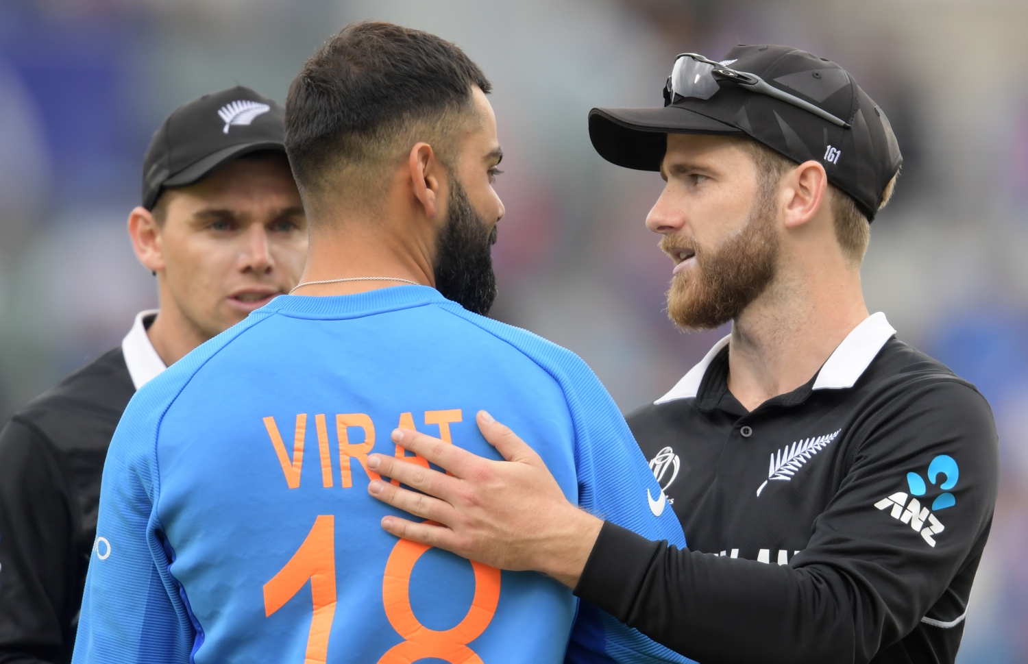 އިންޑިއާގެ ކެޕްޓަން ކޯލީ (ވ) އާއި ނިއު ޒީލެންޑުގެ ކެޕްޓަން ވިލިއަމްސަން.-- ފޮޓޯ: އޭއެފްޕީ