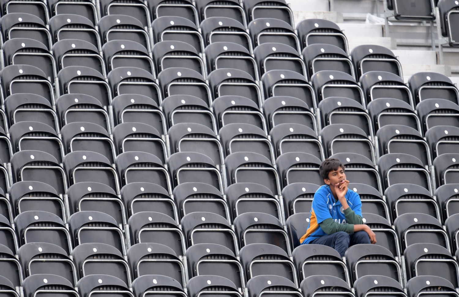 މެޗަށް ފަހު އިންޑިއާ ސަޕޯޓަރަކު ދަނޑުގައި މާޔޫސްވެފައި.-- ފޮޓޯ: އޭއެފްޕީ