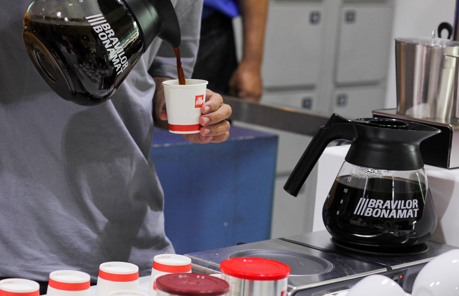 އިލީ އިންސްޓެންޓް ކޮފީގެ ރަހަ ބަލާލުމަށް އެސްޓީއޯ ސުޕަމާޓުގައި ސްޓޯލެއް ބަހައްޓާފައި-- ފޮޓޯ: ސިމްޑީ ގްރޫޕް