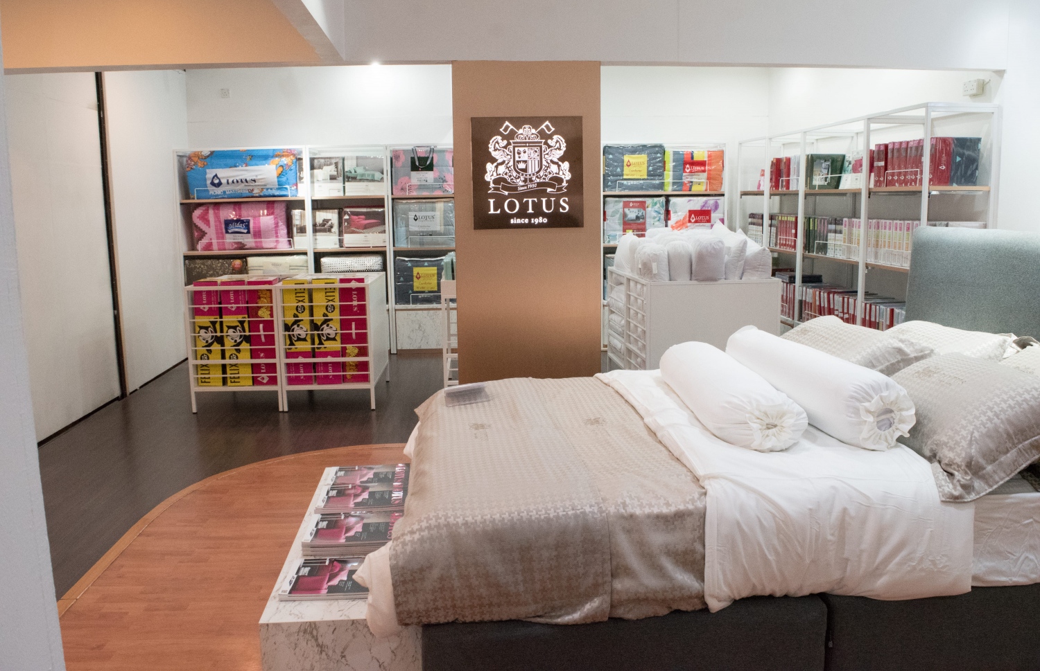 އަލޯރާއިން ވަނީ ލޮޓަސް ބްރޭންޑުގެ ބެޑިން ތައާރަފް ކޮށްފައި-- ފޮޓޯ: އަލޯރާ ޕޭން ހޯމް