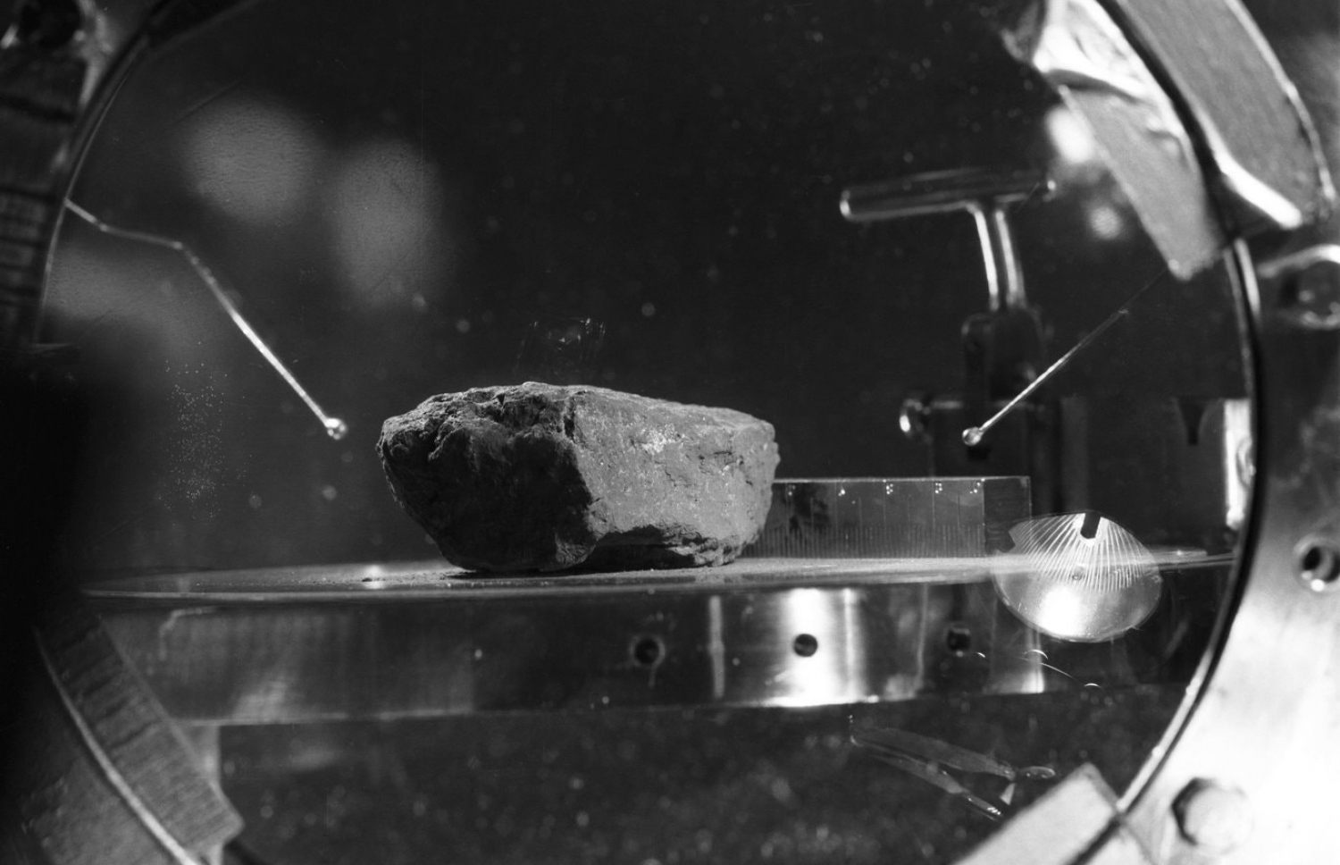 އެޕޯލޯ 11 ގެ އެސްޓްރޮނޯޓުން ހަނދުން ގެނައި، އަޔަން މެގްނީސިއަމުން މުއްސަނދި ސާމްޕަލެއް. -- ފޮޓޯ: ނާސާ