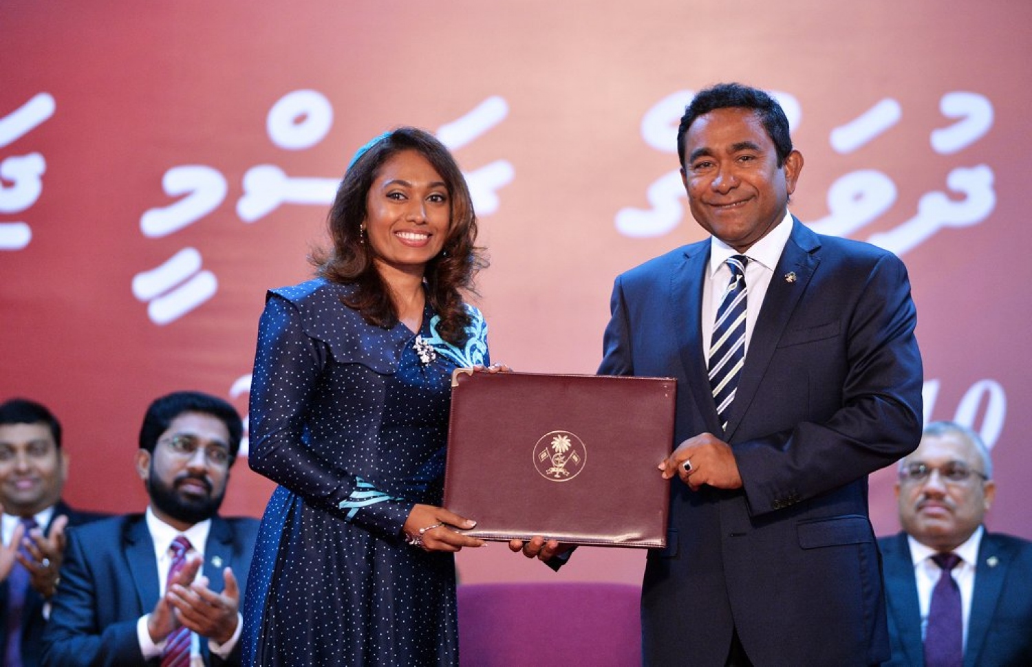 މުއީނާ (ވ) އަށް ރައީސް ޔާމީން ގައުމީ އިނާމުގެ ލިޔުން ހަވާލުކޮށްދެއްވަނީ. --ފޮޓޯ: ރައީސް އޮފީސް