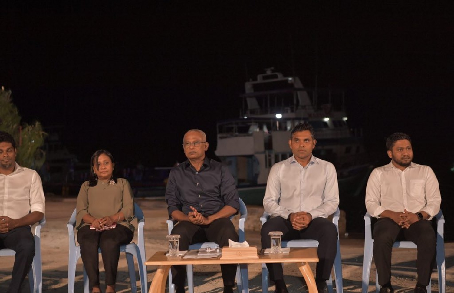 ތިނަދޫގައި މިރޭ ބޭއްވި ޖަޒީރާ ހޮޅުއަށީގައި ރައީސް އިބްރާހިމް މުހައްމަދު ސޯލިހު (މ)، ނައިބު ރައީސް ފައިސަލް ނަސީމް އަދި ފިޝަރީޒް މިނިސްޓަރު ޒަހާ ބައިވެރިވެވަޑައިގަންނަވަނީ-- ފޮޓޯ: ރައީސް އޮފީސް