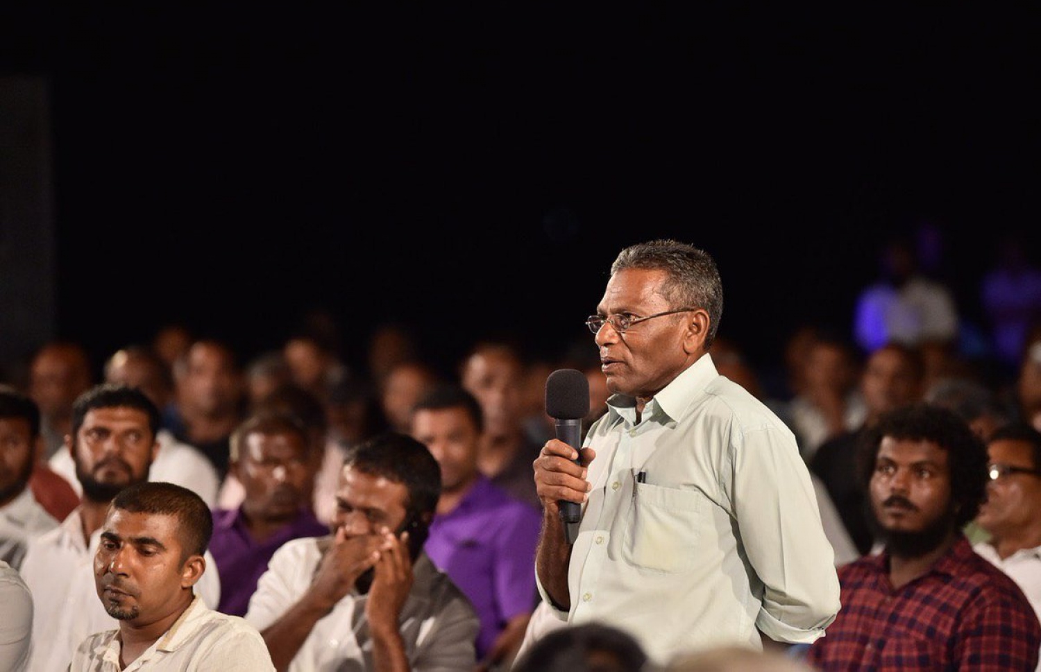 ތިނަދޫގައި މިރޭ ބޭއްވި "ޖަޒީރާ ހޮޅުއަށި" ބައްދަލުވުމުގައި އާއްމުންގެ މީހަކު ހިޔާލު ހުށަހަޅަނީ.-- ފޮޓޯ: ރައީސް އޮފީސް