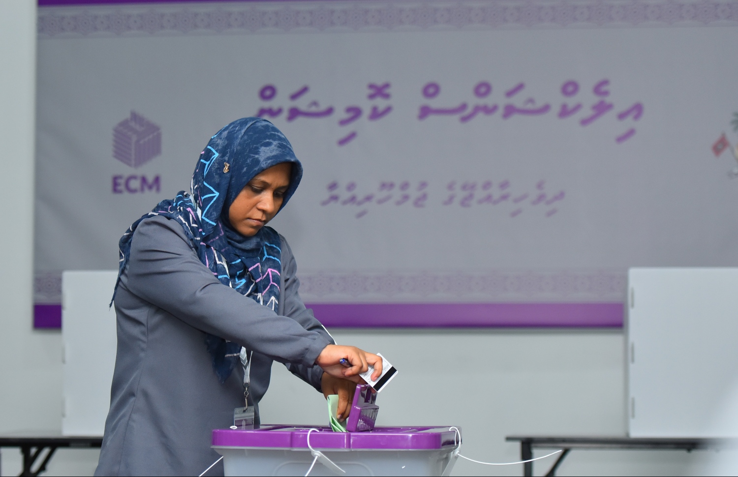 ބާ ކައުންސިލް އިންތިޚާބުގައި މީހަކު ވޯޓުލަނީ: ވަގުތީ ނަތީޖާ މިއަދު އިއުލާން ކުރާނެ. --ފޮޓޯ: ހުސެއިން ވަހީދު/މިހާރު