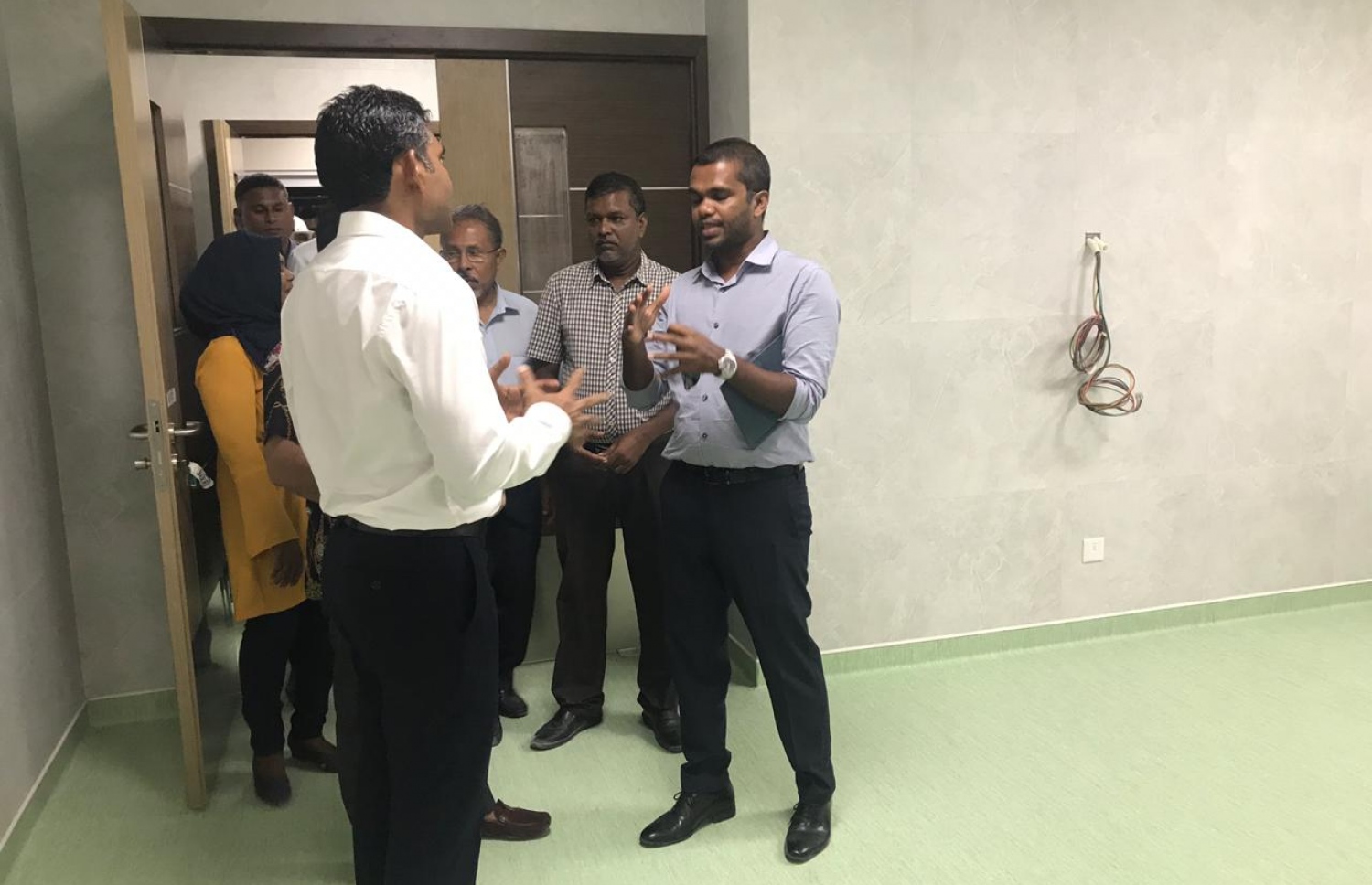 ސ. ހިތަދޫ: ޖުލައި 13، 2019- އައްޑޫ އިކުއެޓޯރިއަލް ކޮންވެންޝަން ސެންޓަރުގައި ގާއިމްކުރަމުން އަންނަ އައްޑޫ އާ ހޮސްޕިޓަލްގެ މަސައްކަތް ކުރިއަށް ގެންދާ ގޮތް ނައިބު ރައީސް ފައިސަލް މިއަދު ބައްލަވަނީ.