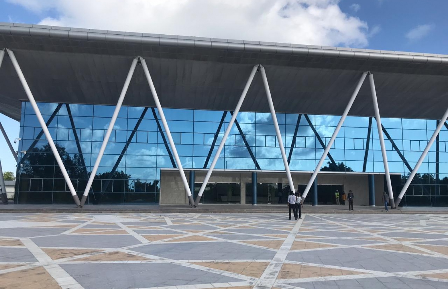 ސ. ހިތަދޫ: ޖުލައި 13، 2019- ކުރިން މި ރަށުގައި ހިންގި އައްޑޫ އިކުއެޓޯރިއަލް ކޮންވެންޝަން ސެންޓަރު: މި ތަނުގައި 100 އެނދުގެ ހޮސްޕިޓަލް ގާއިމް ކުރުމުގެ މަސައްކަތް ބާރު ސްޕީޑެއްގައި މިހާރު ކުރިއަށް އެބަދޭ.