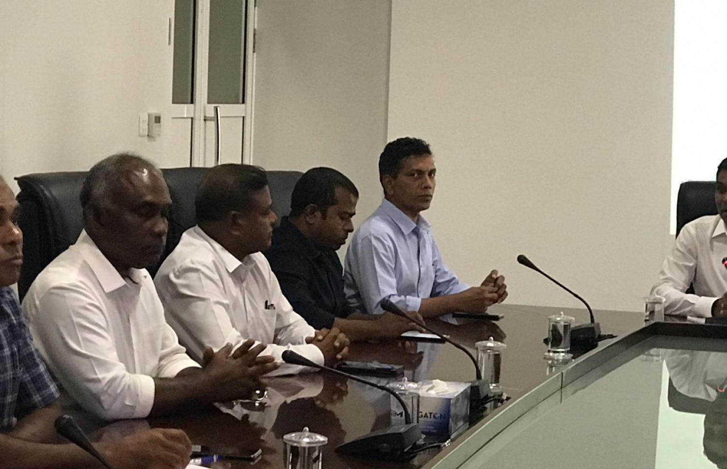 ސ. ހިތަދޫ: ޖުލައި 13، 2019- ނައިބު ރައީސް ފައިސަލް ނަސީމް އައްޑޫ ސިޓީ ކައުންސިލްގެ އިދާރާ އަށް މިއަދު ވަޑައިގެން، އެ ކައުންސިލްގެ މެމްބަރުންނާ އެކު ބޭއްވެވި ބައްދަލުވުމުގައި ބައިވެރިވެވަޑައިގެންނެވި ބައެއް ބޭފުޅުން.