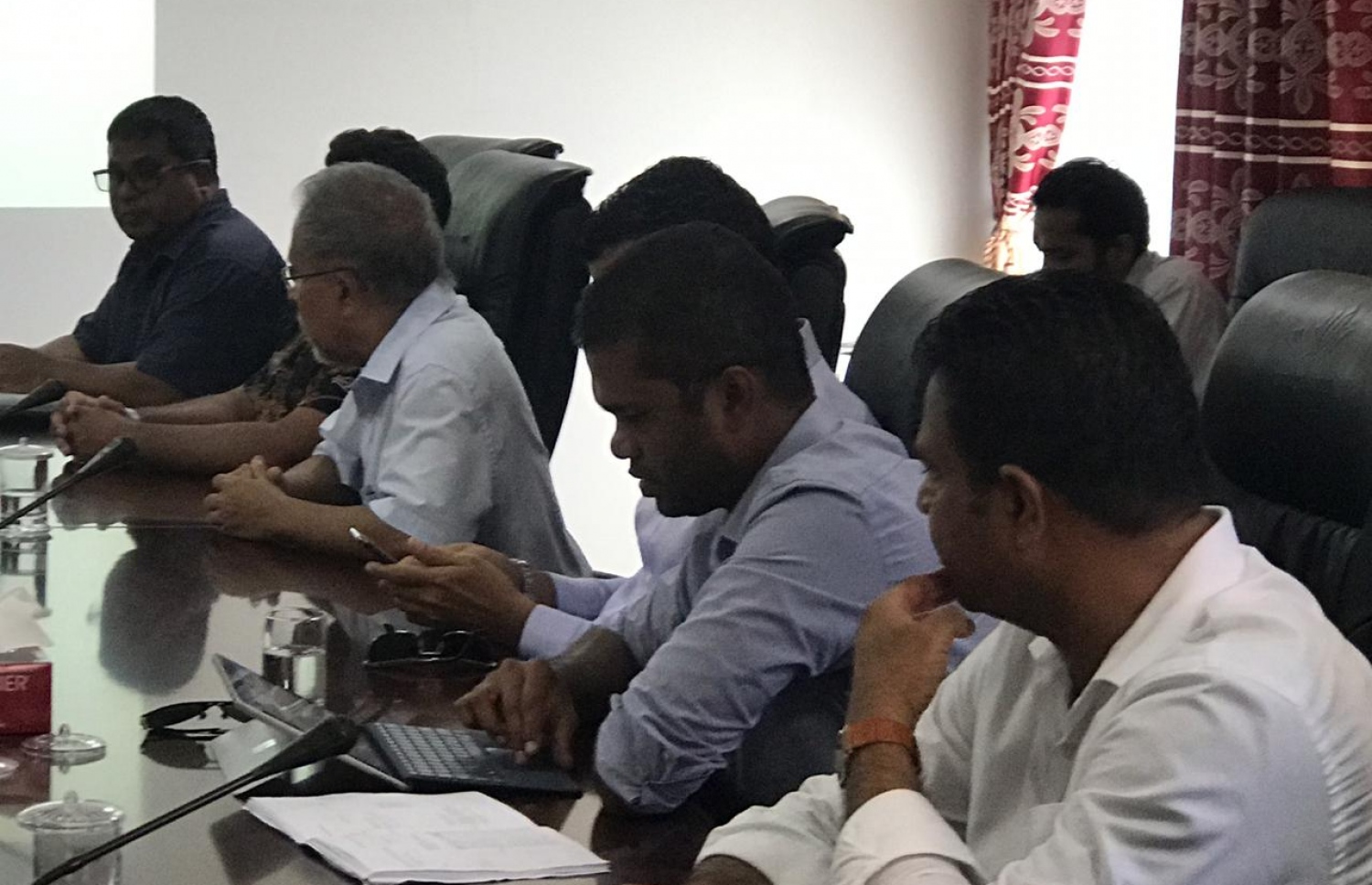 ސ. ހިތަދޫ: ޖުލައި 13، 2019- ނައިބު ރައީސް ފައިސަލް ނަސީމް އައްޑޫ ސިޓީ ކައުންސިލްގެ މެމްބަރުންނާ އެކު ބޭއްވެވި ބައްދަލުވުމުގައި ވަޑައިގެންނެވި، ސަރުކާރުގެ ބައެއް އިސްވެރިން.