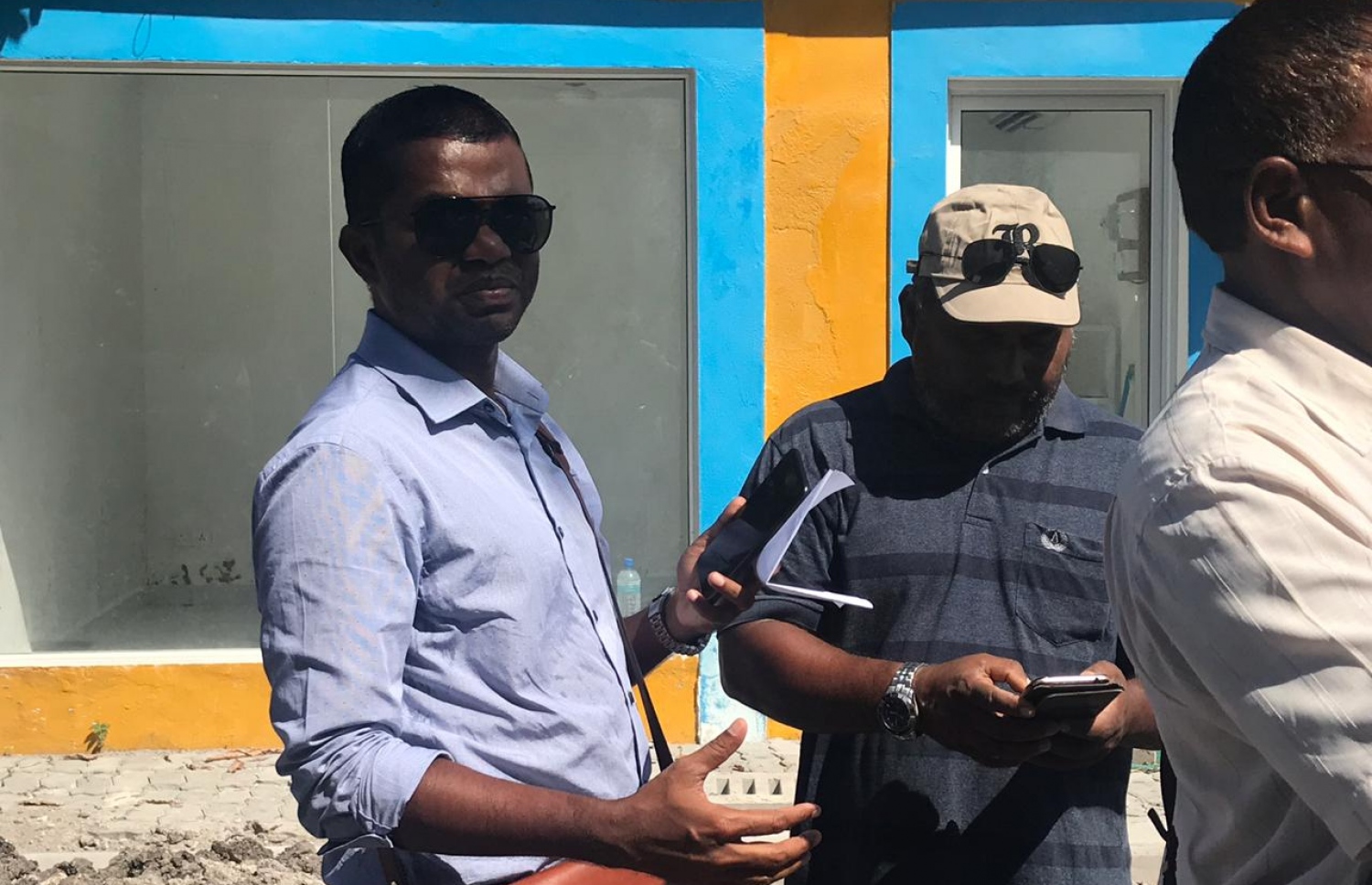 ސ. ހުޅުމީދޫ: ޖުލައި 13، 2019- ނައިބު ރައީސް ފައިސަލް ނަސީމާ އެކު، އައްޑު އާއި ފުވައްމުލަކަށް ވަޑައިގެންނެވި، ޕްލޭނިން މިނިސްޓްރީގެ ސްޓޭޓް މިނިސްޓަރު ޝިފާޒް އަލީ، މި ރަށުގެ ބައެއް މީހުންނާ މަޝްވަރާ ކުރައްވަނީ.