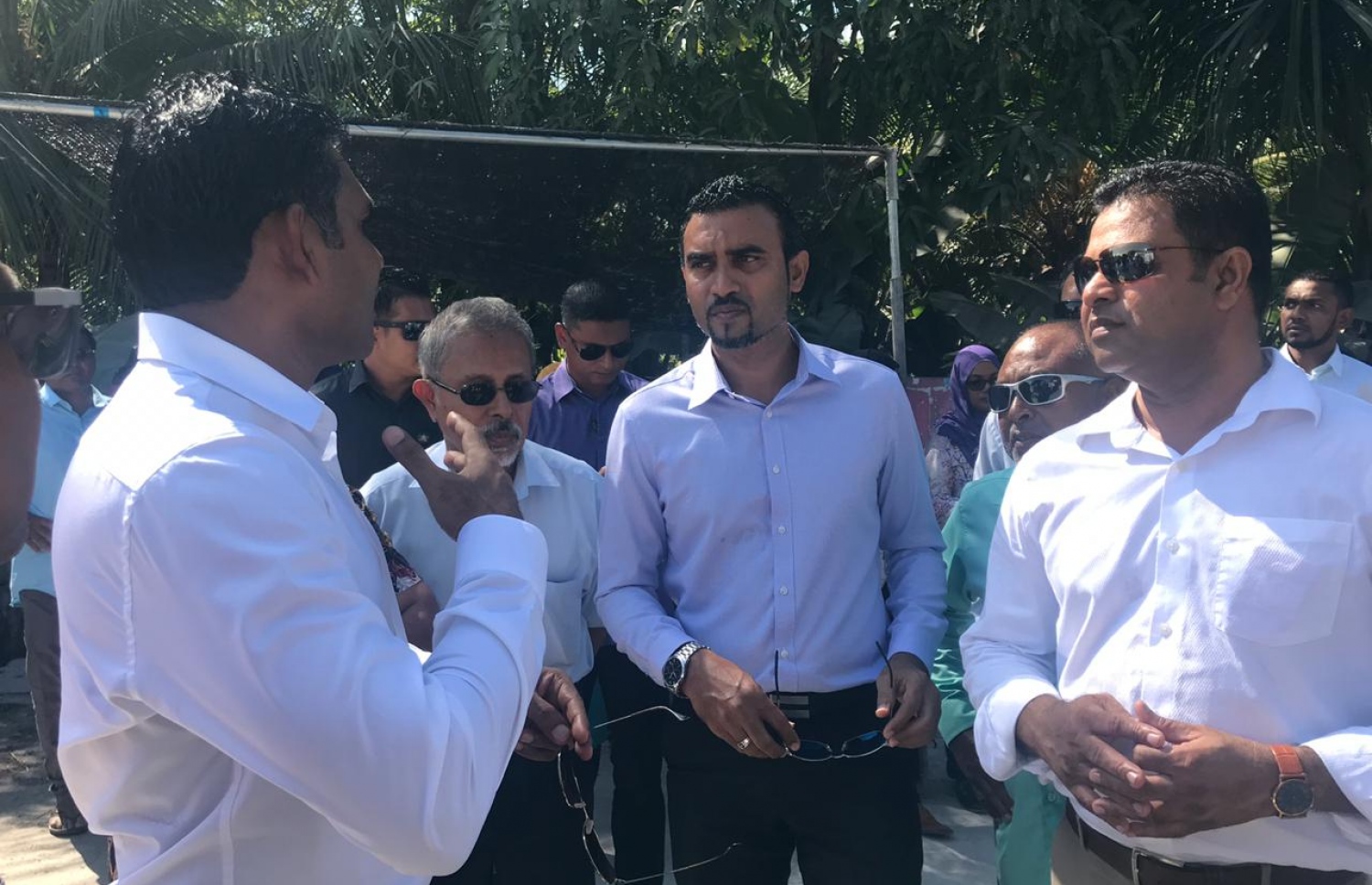 ސ. ހުޅުމީދޫ: ޖުލައި 13، 2019- މި ރަށުގެ މަގު ހެދުމުގެ މަސައްކަތް ކުރިއަށް ގެންދާ ގޮތާ ގުޅޭ ގޮތުން، ނައިބު ރައީސް ފައިސަލް، ފެނަކަ ކޯޕަރޭޝަންގެ އެމްޑީ ސައީދު އަދި ހިތަދޫ ދެކުނު ދާއިރާގެ މެމްބަރު ނާޒިލްއާ މަޝްވަރާ ކުރައްވަނީ.