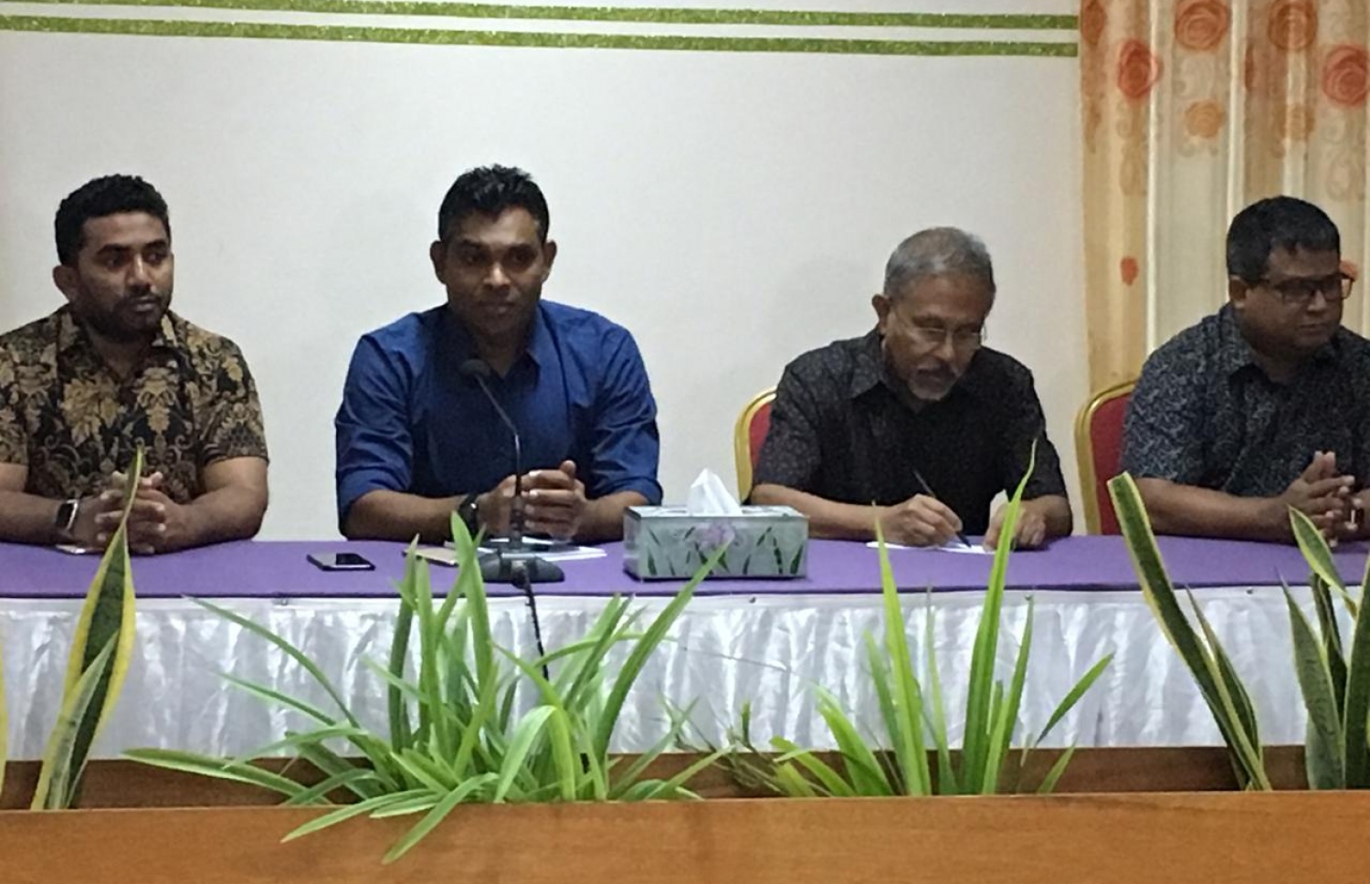 ފުވައްމުލަކު ސްކޫލުތަކުގެ އިސްވެރިންނާ ނައިބު ރައީސް ފައިސަލް އަދި އެމަނިކުފާނުގެ އަރިހުގައި މި ސިޓީ އަށް ވަޑައިގެންނެވި ވަޒީރުން ރޭ ބައްދަލުކުރައްވަނީ.---ފޮޓޯ: މިހާރު