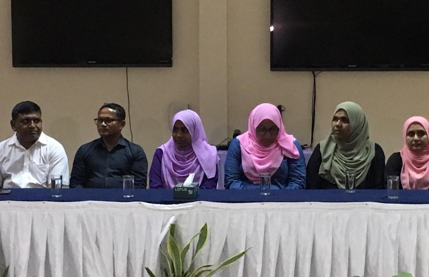 ނައިބު ރައީސް ފައިސަލް ރޭ ބޭއްވެވި ބައްދަލުވުމުގައި ބައިވެރިވެވަޑައިގެންނެވި، ފުވައްމުލަކު ސްކޫލުތަކުގެ ބައެއް އިސްވެރިން.---ފޮޓޯ: މިހާރު