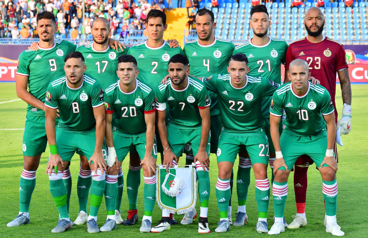 މި ފަހަރުގެ އެފްރިކަން ކަޕްގެ މެޗެއްގެ ތެރެއިން އަލްޖީރިއާ ޓީމު ފޮޓޯ އަކަށް ހުއްޓިގެން. -- ފޮޓޯ: އޭއެފްޕީ