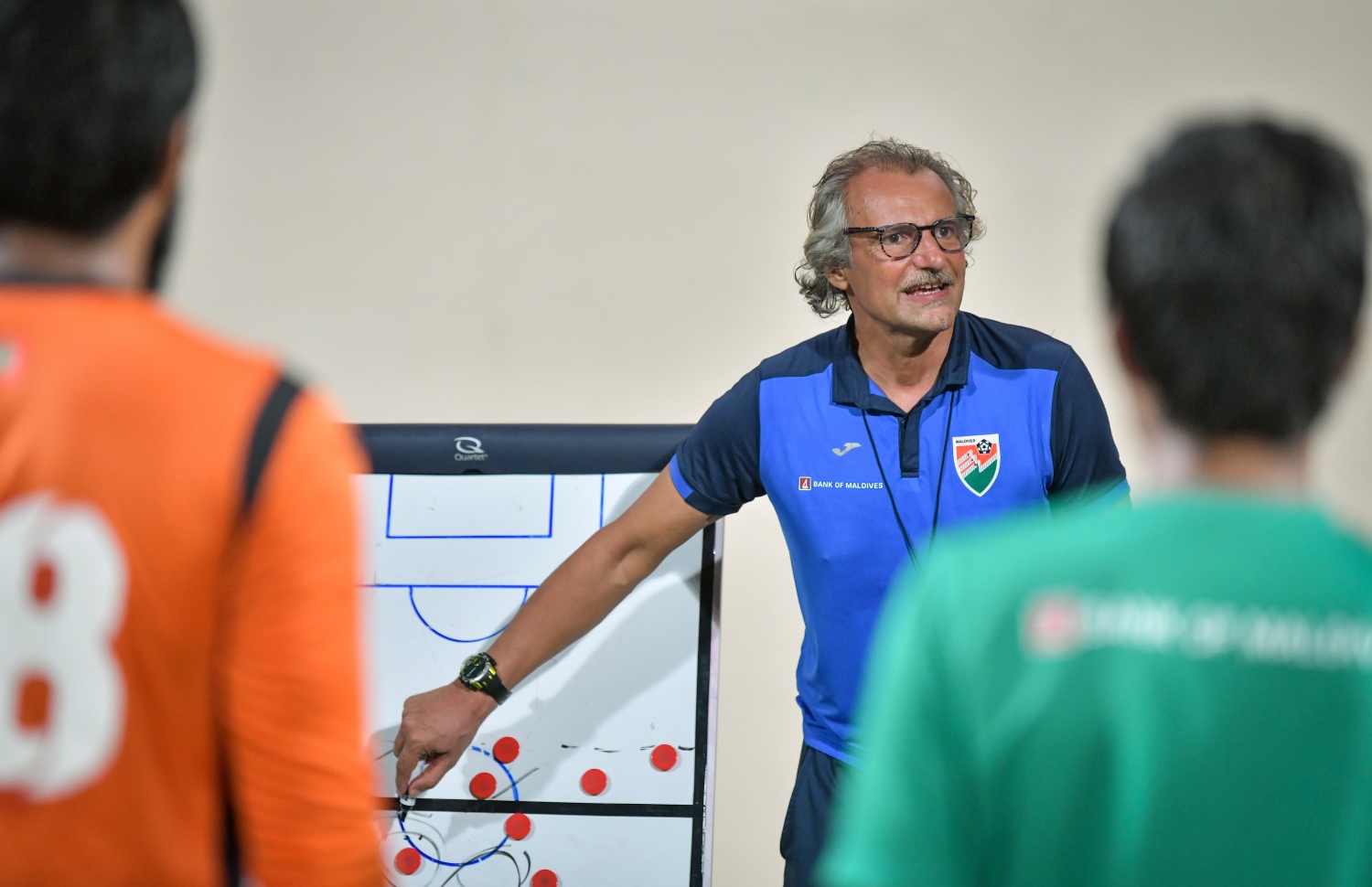 ގައުމީ ޓީމުގެ ފަރިތަކުރުންތަކެއްގެ ތެރެއިން ސެގާޓް ޓީމުގެ ކުޅުންތެރިންނަށް ބުނެދެނީ.-- ފޮޓޯ: ނިޝާން އަލީ/ މިހާރު