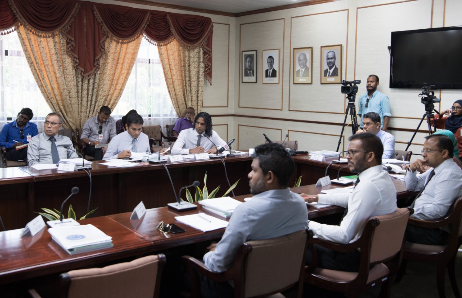 ރައްޔިތުންގެ މަޖިލިހުގެ މާލިއްޔަތު ކޮމިޓީގެ ބައްދަލުވުން ކުރިއަށް ދަނީ. --- ފޮޓޯ: މަޖިލިސް