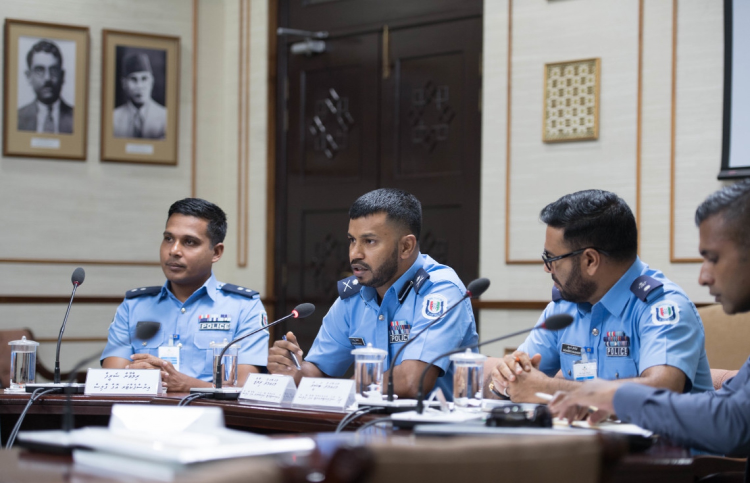 ރައްޔިތުންގެ މަޖިލިހުގެ މާލިއްޔަތު ކޮމިޓީގައި އެސިސްޓަންޓް ކޮމިޝަނަ އޮފް ޕޮލިސް މުހައްމަދު ރިޔާޒް (މ) ވާހަކަ ދައްކަވަނީ. --- ފޮޓޯ: މަޖިލިސް