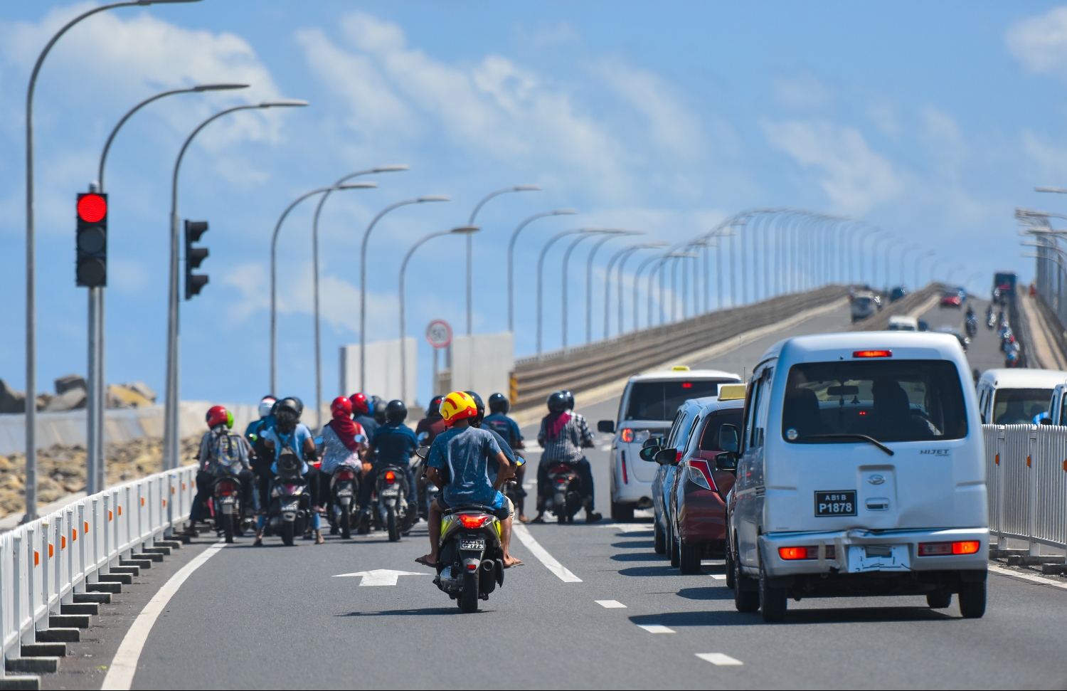 ބްރިޖުން ވެހިކަލްތަކެއް ދުއްވާފައި ދަނީ: މާލެއަށް އޮތް ހައްލަކީ ވެހިކަލް އެތެރެކުރެވޭނެ ލިމިޓެއް ކަނޑައެޅުން ކަމަށް ކުރިން ވާހަކަ ދެކެވިފައި އޮތަސް މިކަމުގައި އަދި ގޮތެއް ނުނިމޭ. -- ފޮޓޯ | މިހާރު