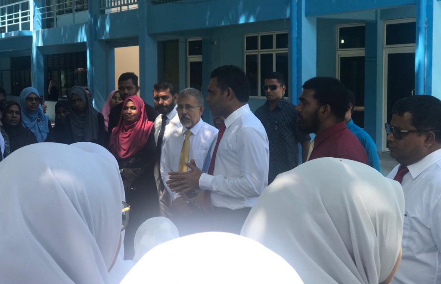 ޏ. އަތޮޅު ތައުލީމީ މަރުކަޒުގެ ކުދިންނާ ނައިބު ރައީސް ފައިސަލް މިއަދު ވާހަކަ ދައްކަވާއިރު ޑރ. މުސްތަފާ މިއަދު އަޑުއައްސަވަނީ.---ފޮޓޯ: މިހާރު