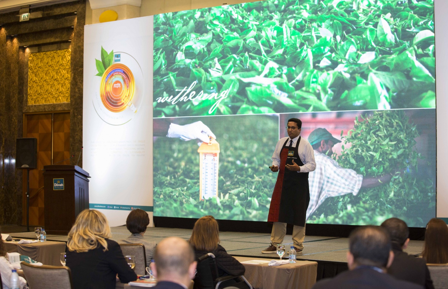 ދިލްމާ ސައިފަތުގެ ރަހަ ދެއްކުމަށް ބޭއްވި ހަފްލާއެއްގައި ދިލްހާން މައުލޫމާތު ދެއްވަނީ-- ފޮޓޯ: ސިމްޑީ