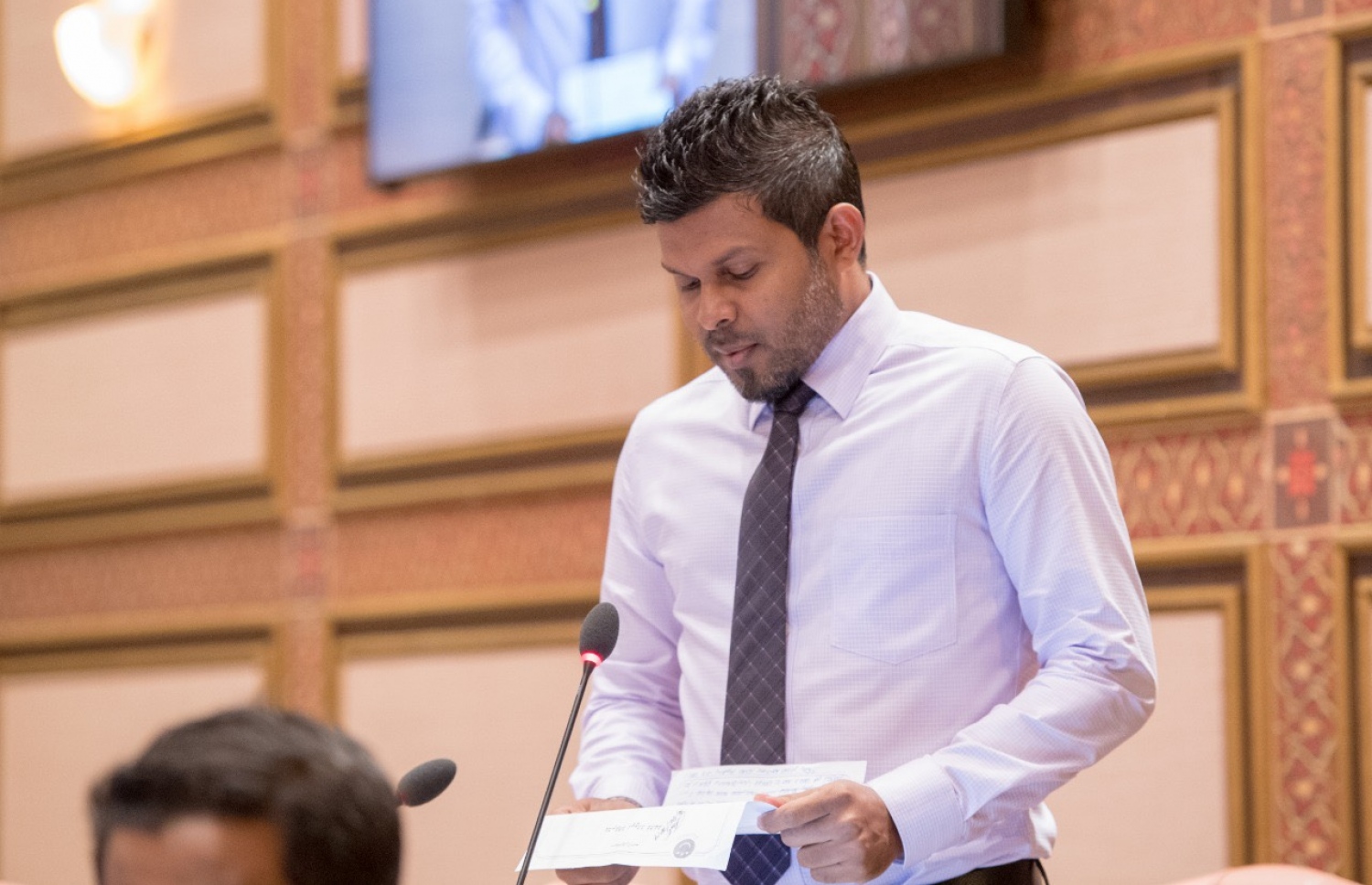 ފަރެސްމާތޮޑާ ދާއިރާގެ މެމްބަރު ހުސެއިން މުހައްމަދު ލަތީފް މަޖިލިހުގައި ވާހަކަ ދައްކަވަނީ. --- ފޮޓޯ: މަޖިލިސް