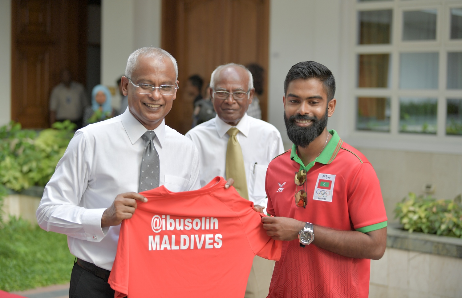 ރައީސް އިބްރާހިމް މުހައްމަދު ސޯލިހަށް (ވ) އަޖުފާން ޖާޒީއެއް ހަދިޔާކުރަނީ. --ފޮޓޯ: ރައީސް އޮފީސް