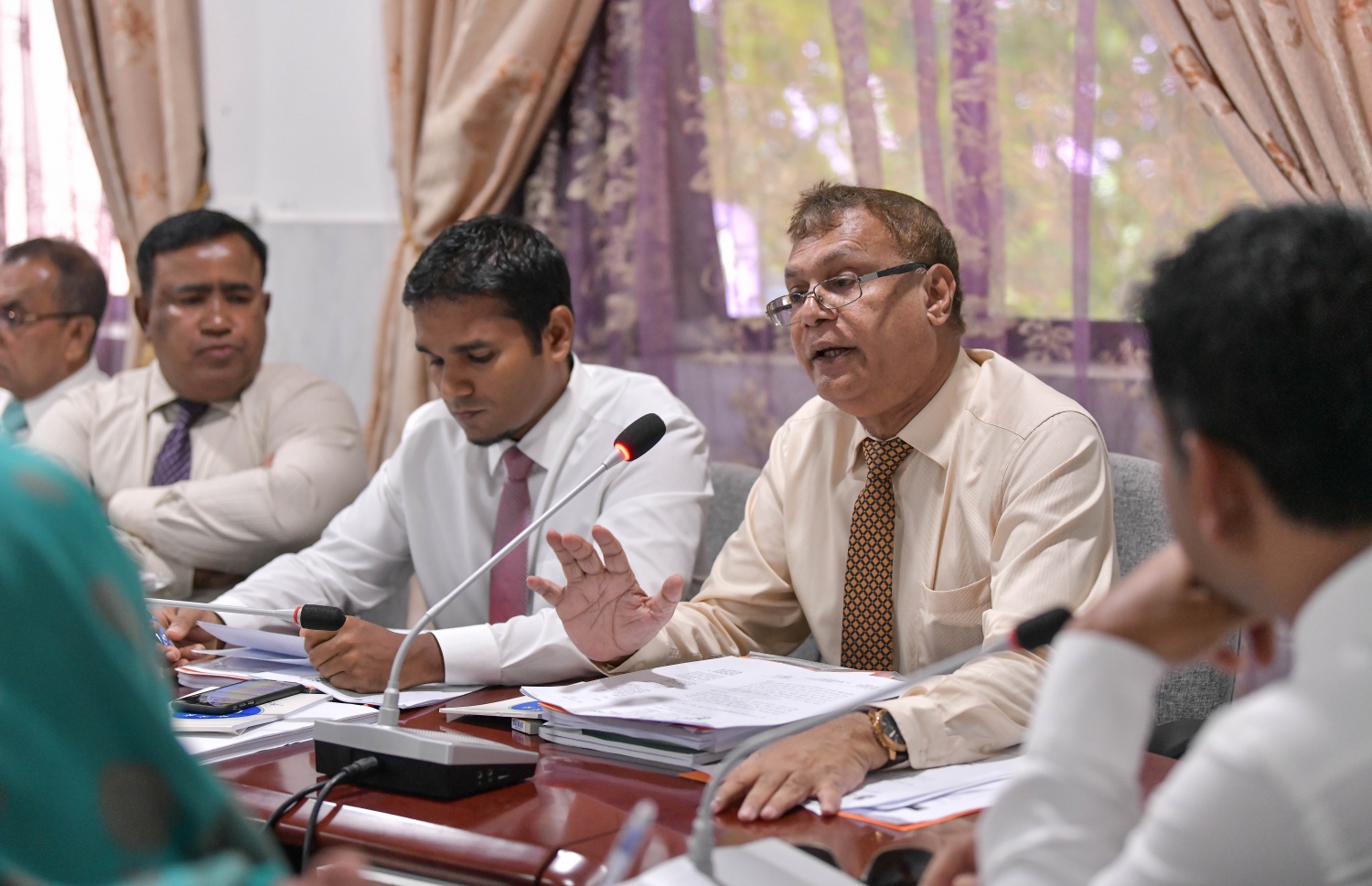 މަރަދޫ ދާއިރާގެ މެންބަރު އިބްރާހިމް ޝަރީދު މާލިއްޔަތު ކޮމިޓީގައި ވާހަކަދައްކަނީ--ފޮޓޯ:ނިޝާން އަލީ/މިހާރު