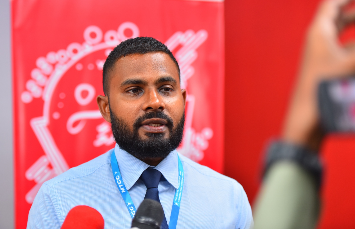 އެމްޓީސީސީގެ ޖެނެރަލް މެނޭޖަރު އަދުހަމް މީޑިއާއަށް މައުލޫމާތު ދެއްވަނީ-- ފޮޓޯ: ހުސައިން ވަހީދު/މިހާރު