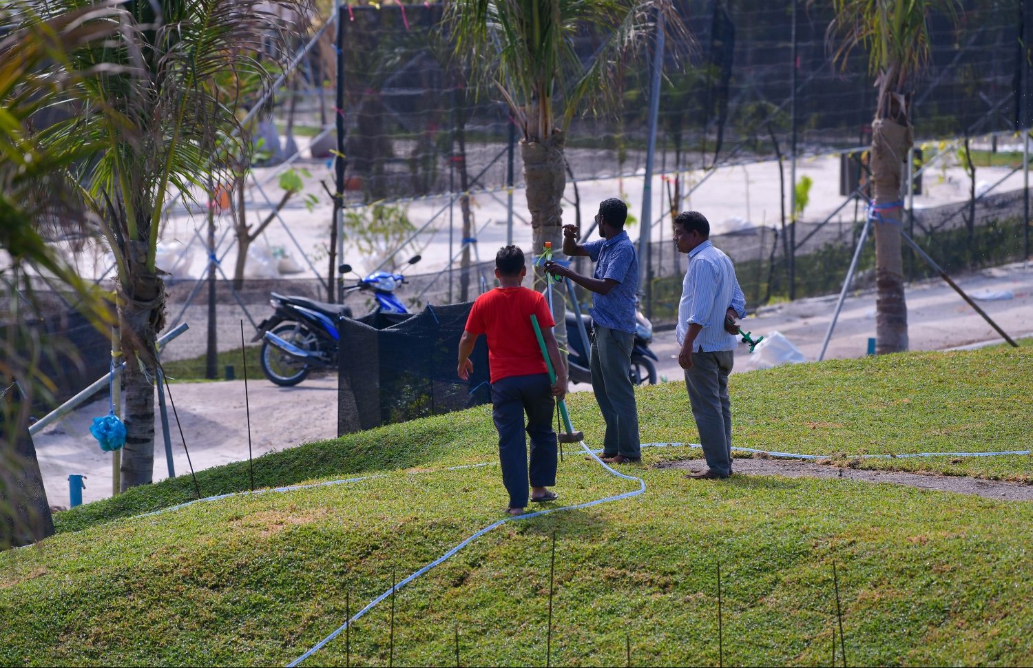 ހެންވޭރު ޕާކް ސަރަހައްދު ފެހިކުރުމުގެ މަސައްކަތުގައި ބަޔަކު ހަރަކާތްތެރިވަނީ: އެތަނުގެ އާ ސިފަ މިހާރު ވަނީ ފެންނަން ފަށާފައި --މިހާރު ފޮޓޯ/ހުސެން ވަހީދު